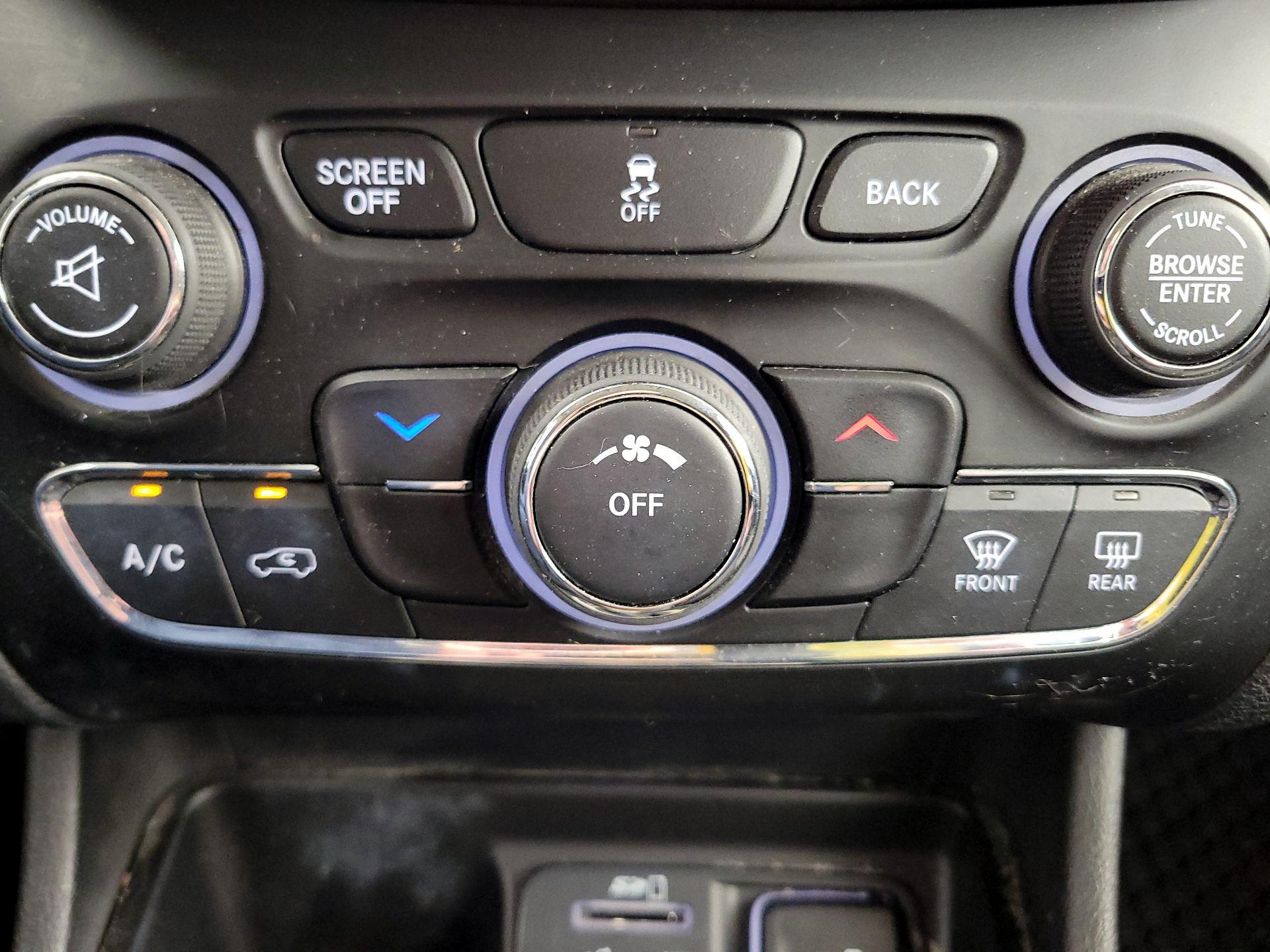 Thumbnail: 2018 Jeep Cherokee - 17