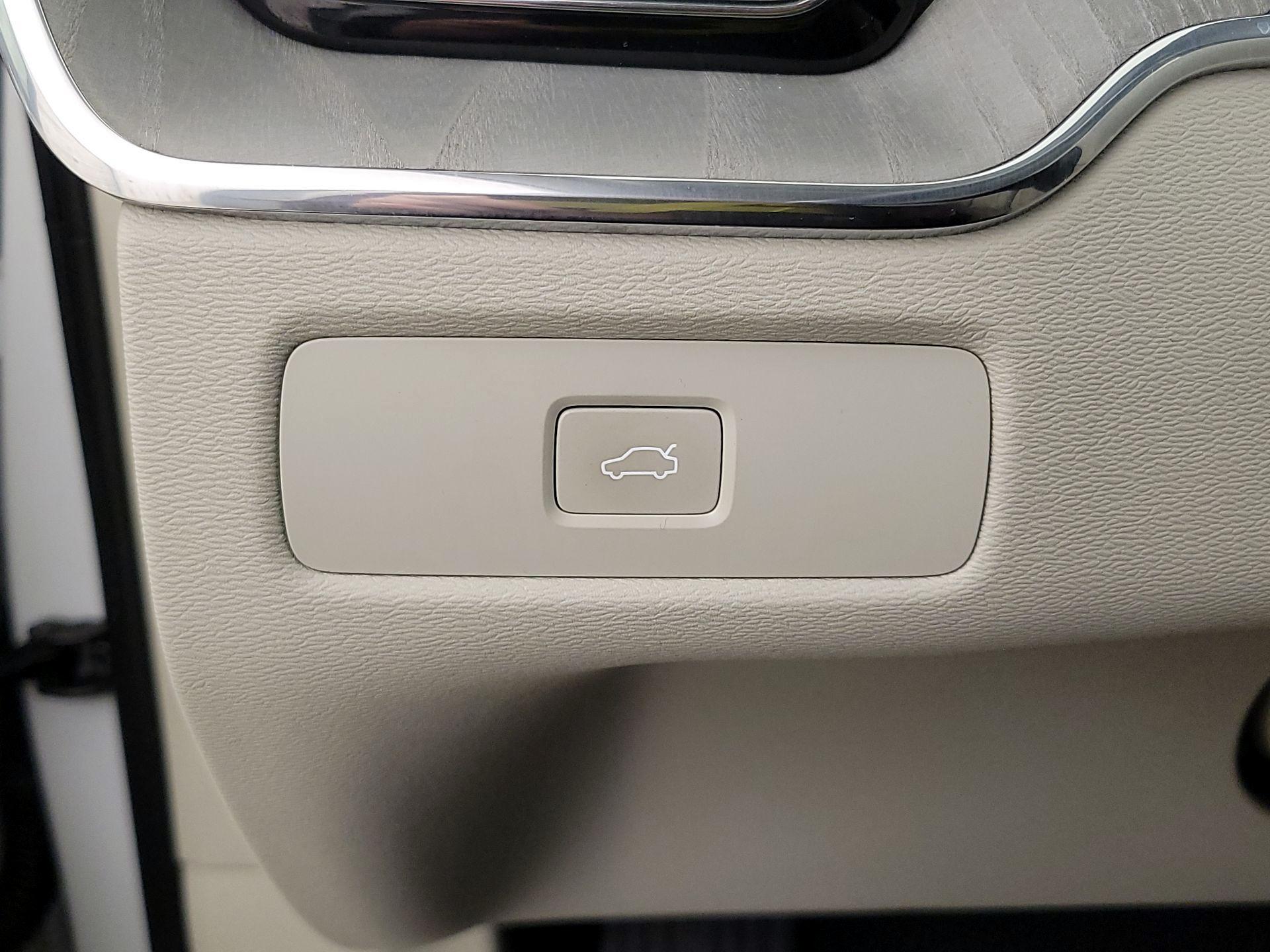 Thumbnail: 2024 Volvo XC60 - 13