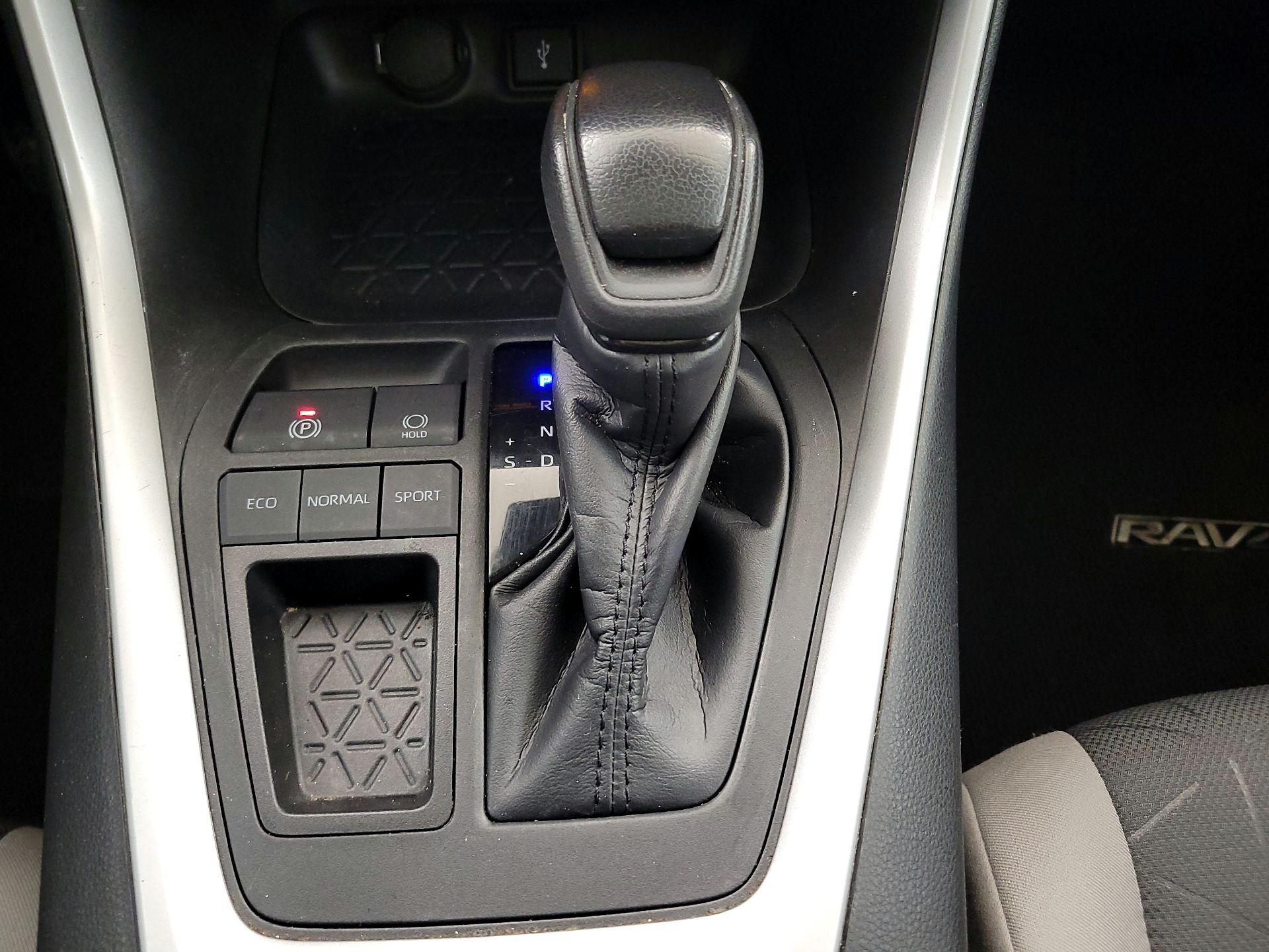 Thumbnail: 2022 Toyota RAV4 - 17