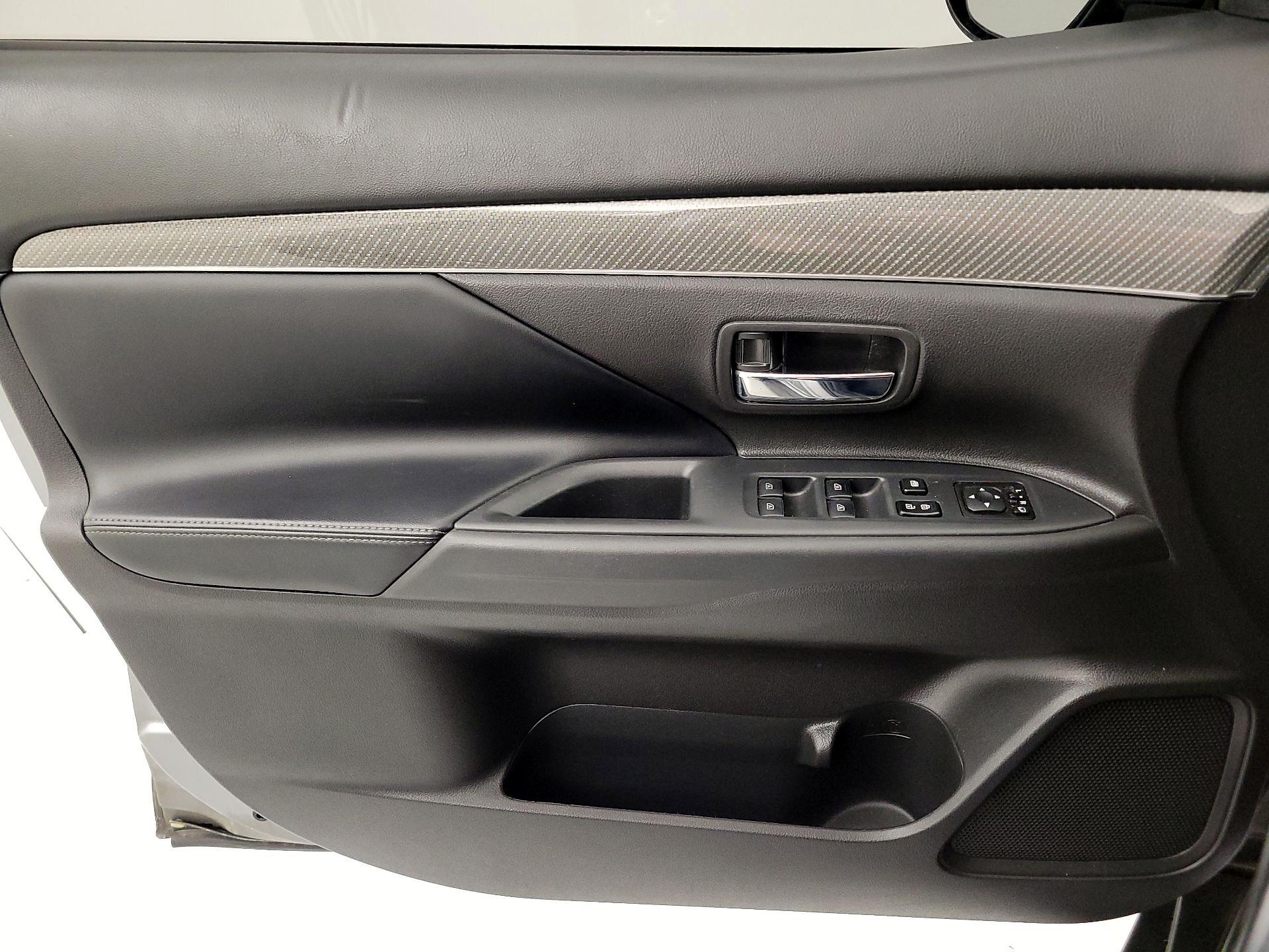 Thumbnail: 2020 Mitsubishi Outlander - 12