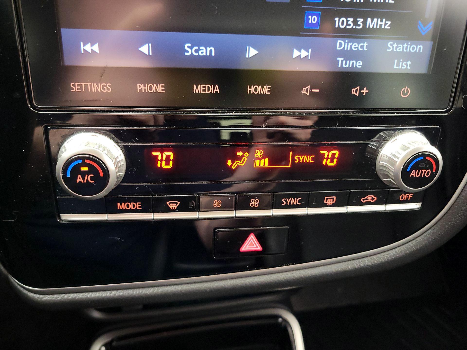 Thumbnail: 2020 Mitsubishi Outlander - 16