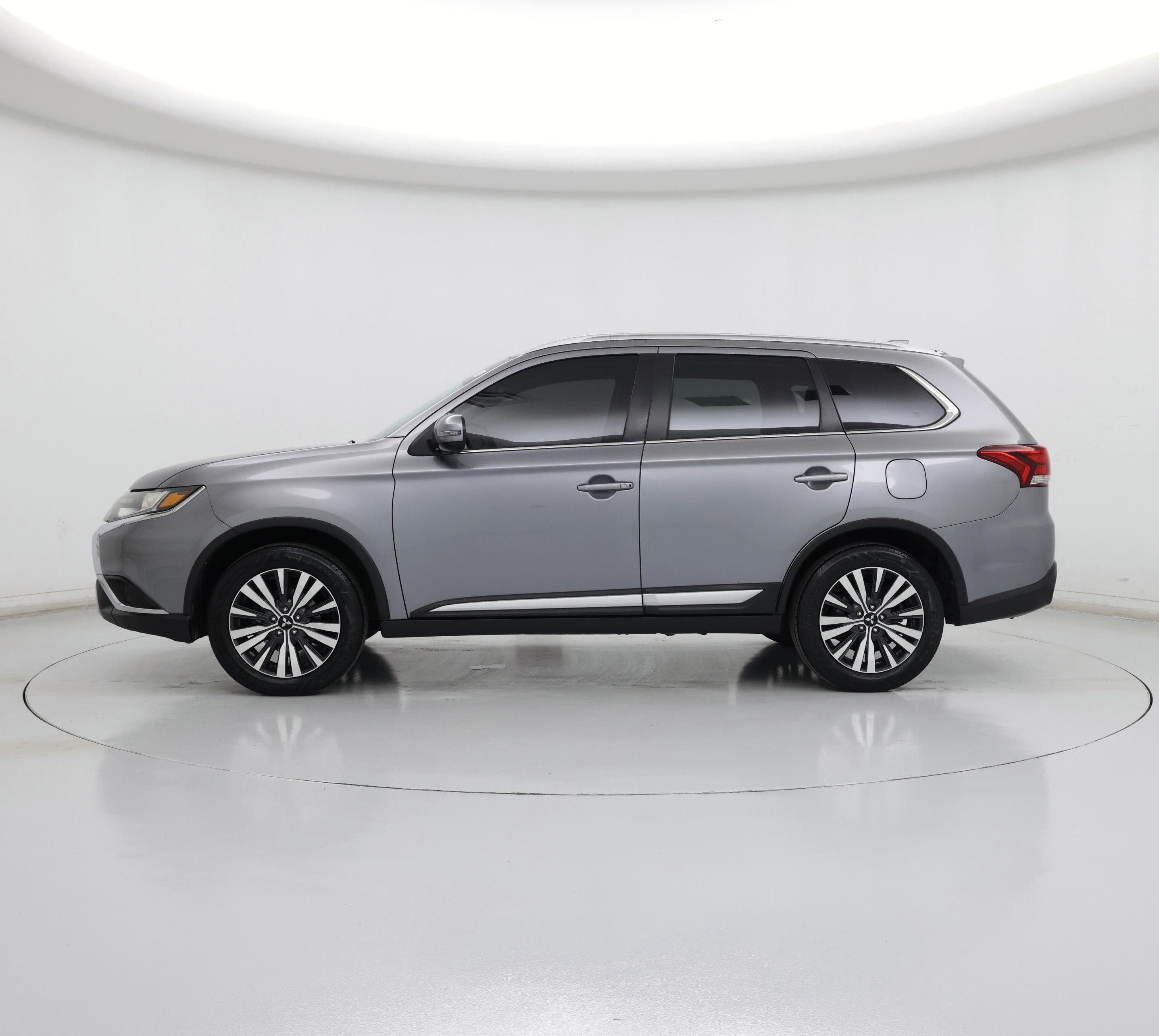 Thumbnail: 2020 Mitsubishi Outlander - 3