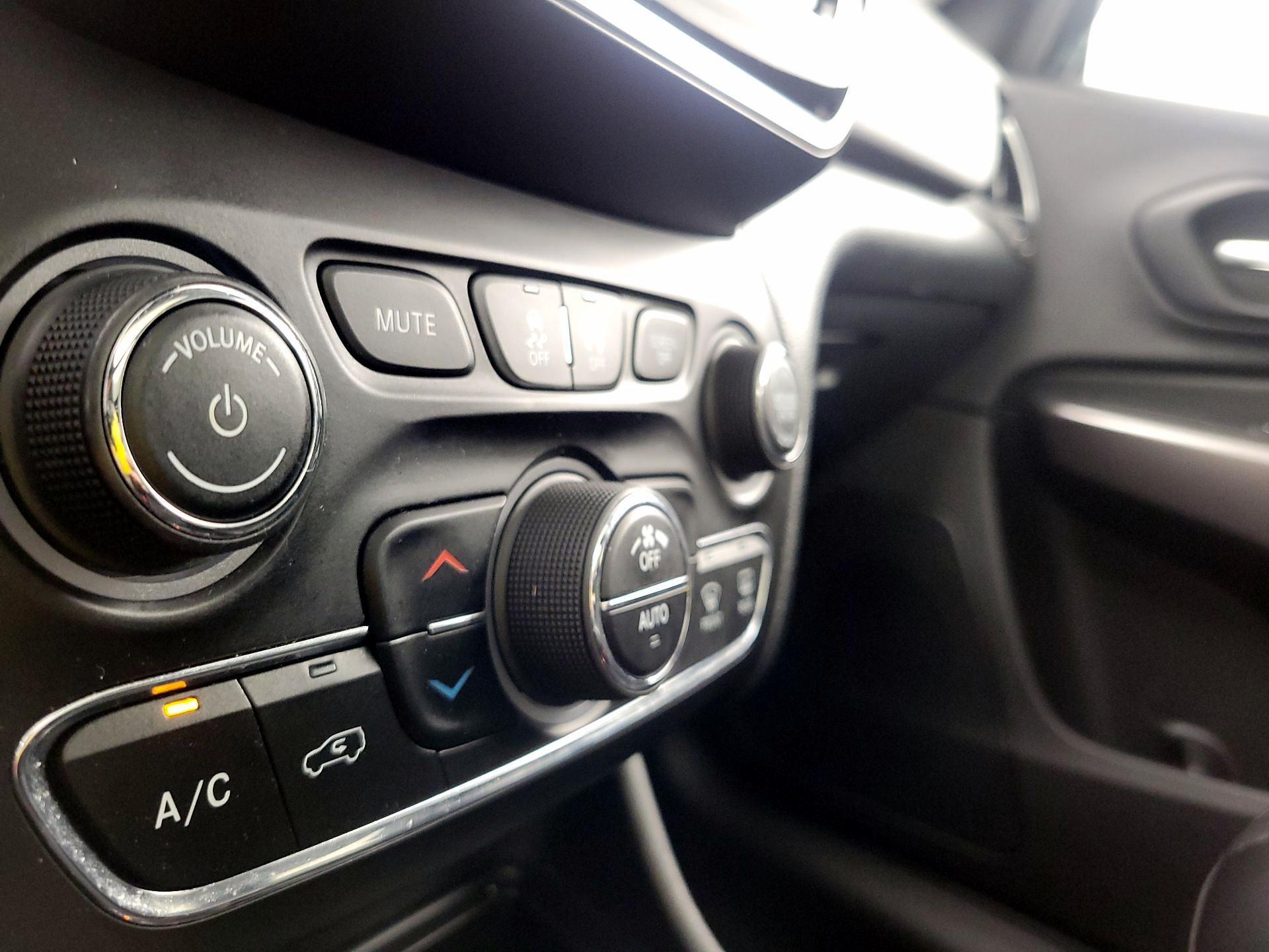 Thumbnail: 2022 Jeep Cherokee - 17