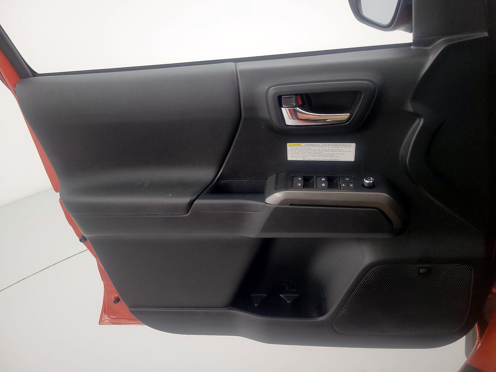 Thumbnail: 2016 Toyota Tacoma - 12