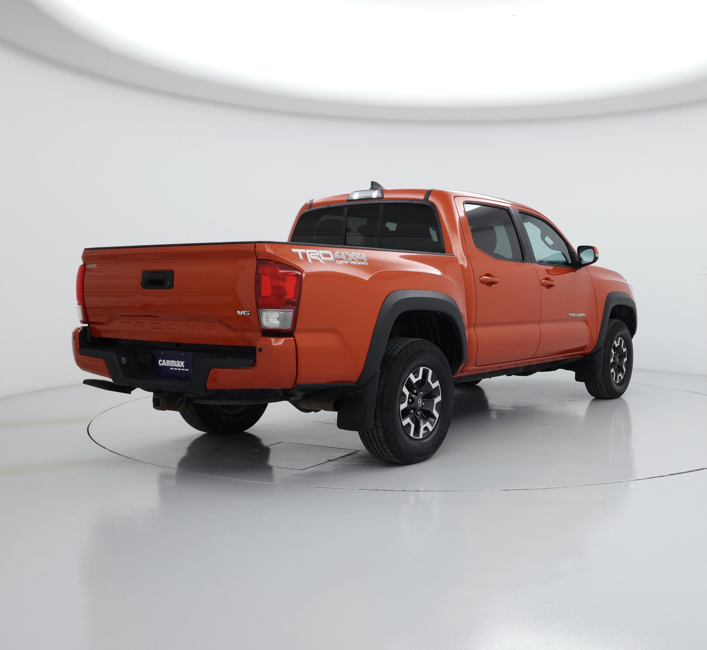 Thumbnail: 2016 Toyota Tacoma - 8