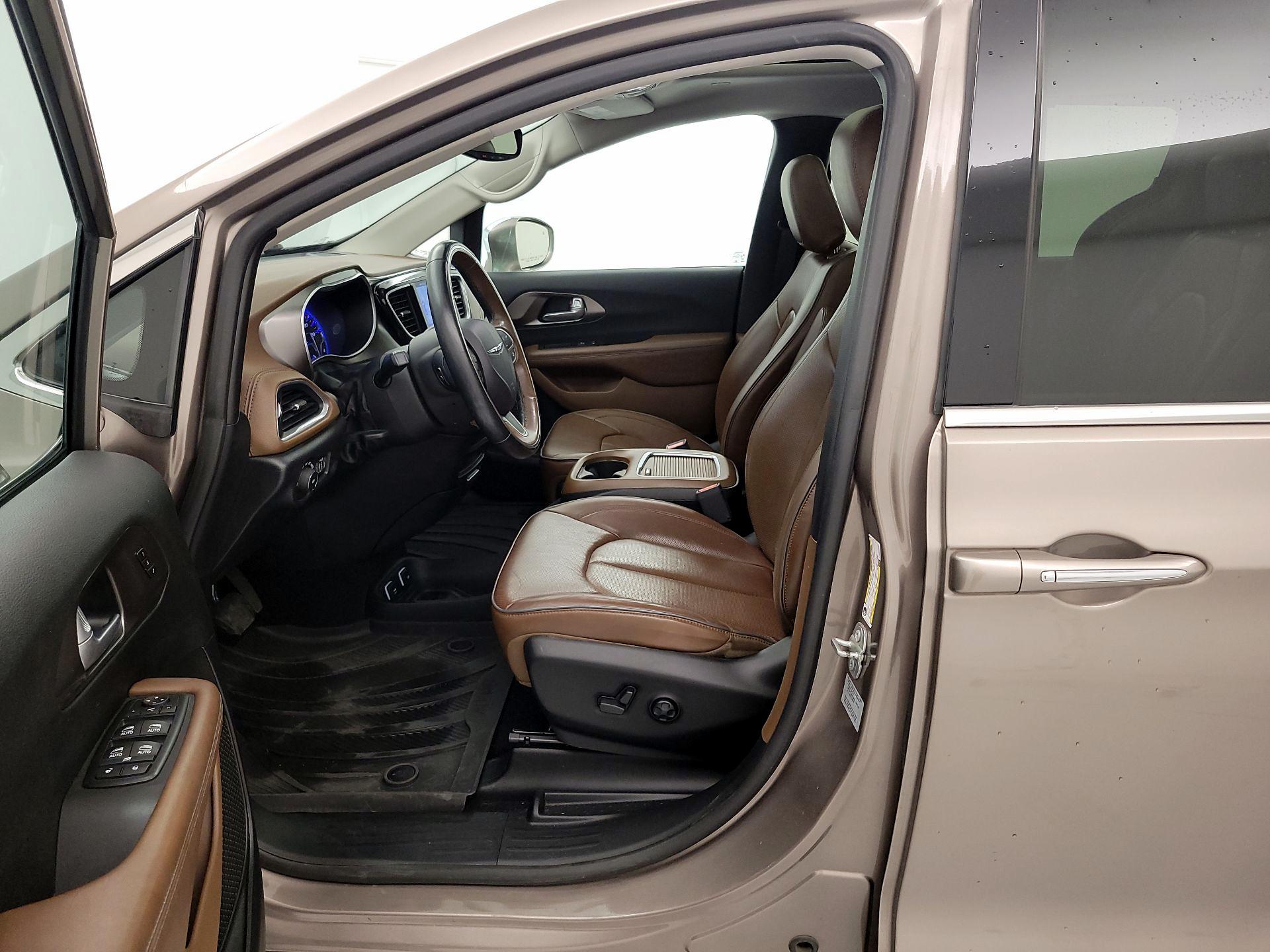 Thumbnail: 2017 Chrysler Pacifica - 11