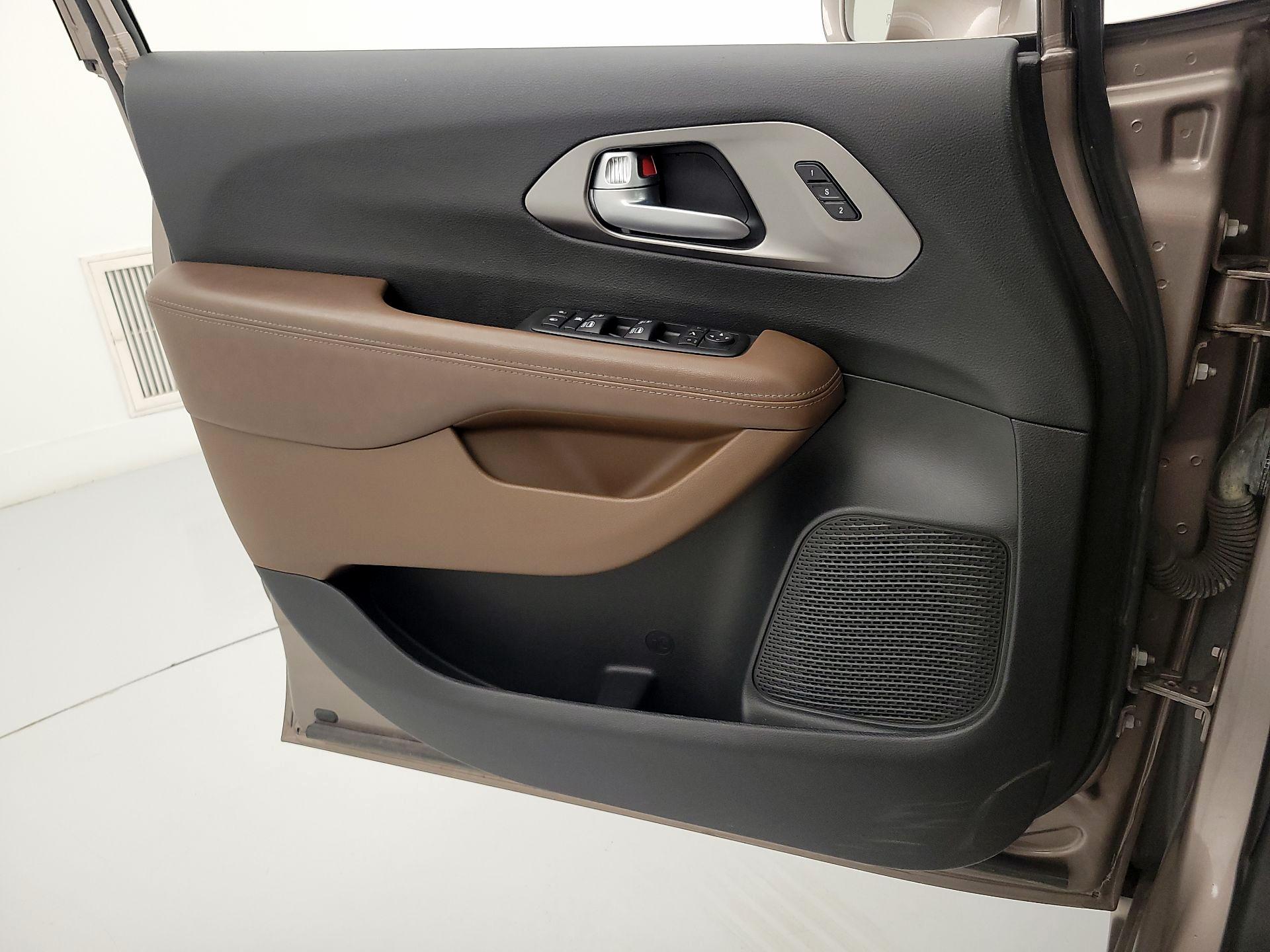 Thumbnail: 2017 Chrysler Pacifica - 12