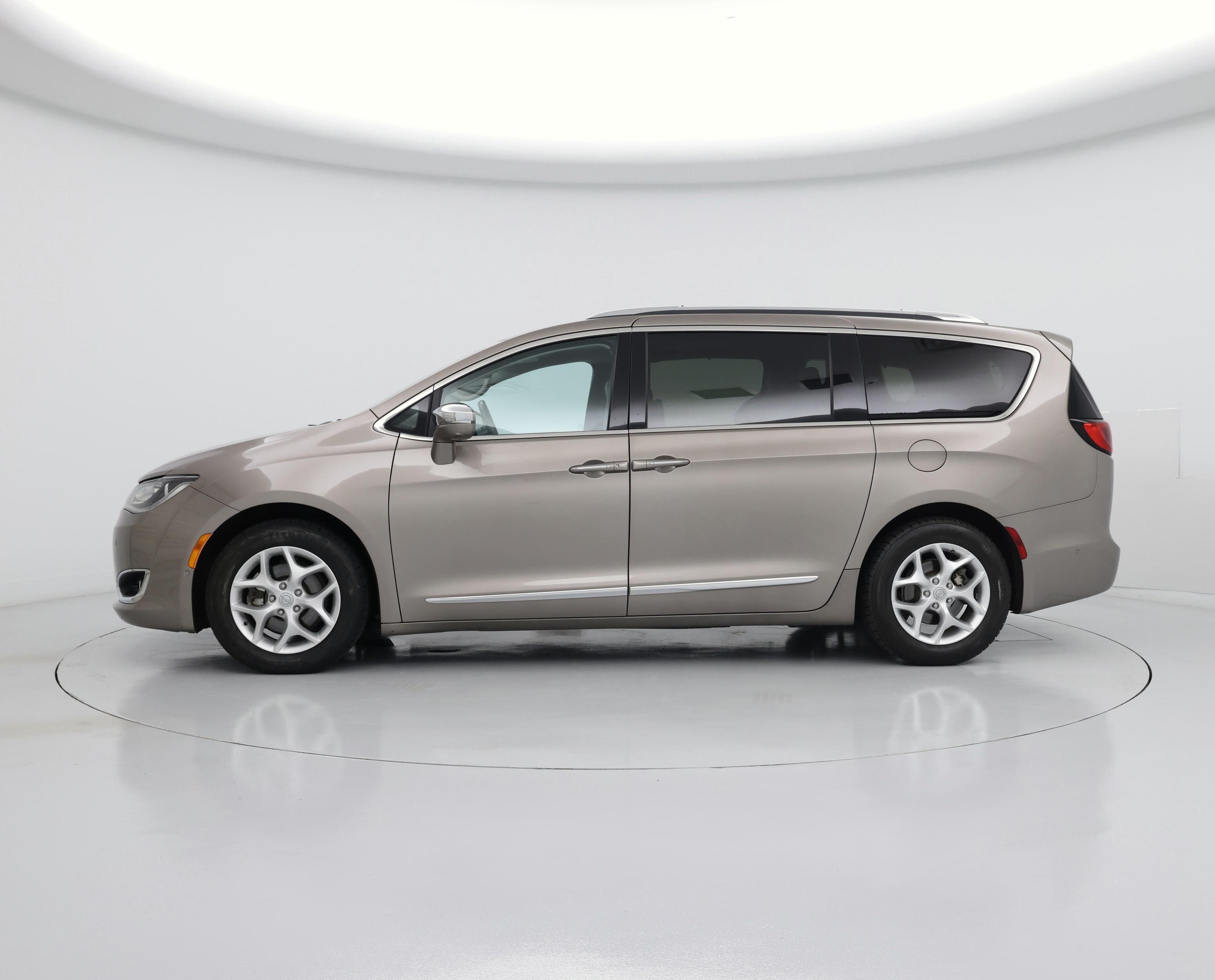 Thumbnail: 2017 Chrysler Pacifica - 3