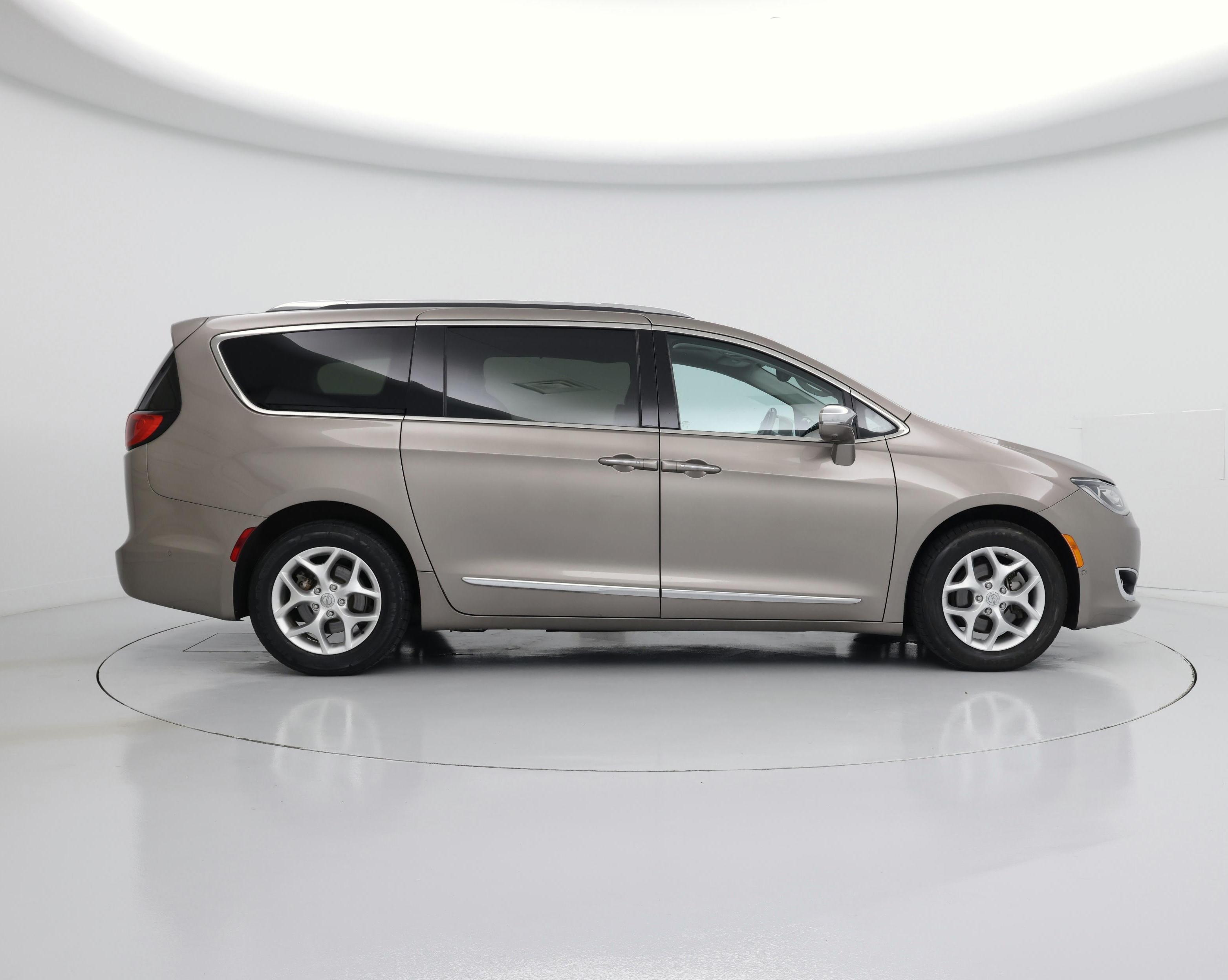 Thumbnail: 2017 Chrysler Pacifica - 7