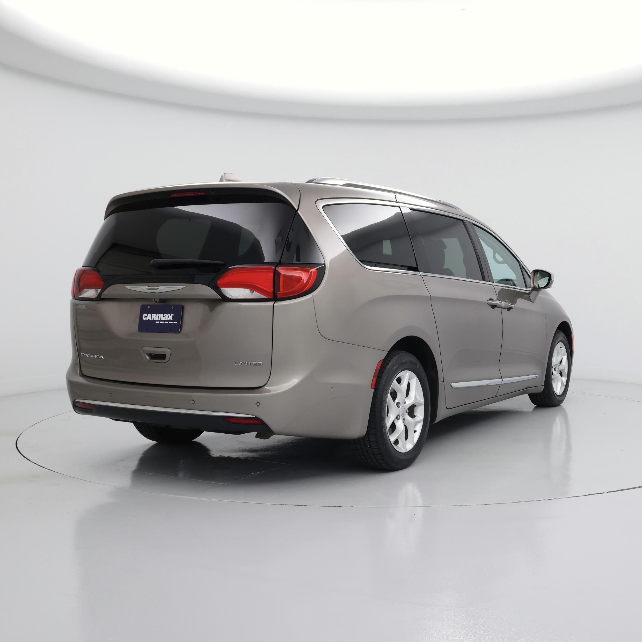 Thumbnail: 2017 Chrysler Pacifica - 8