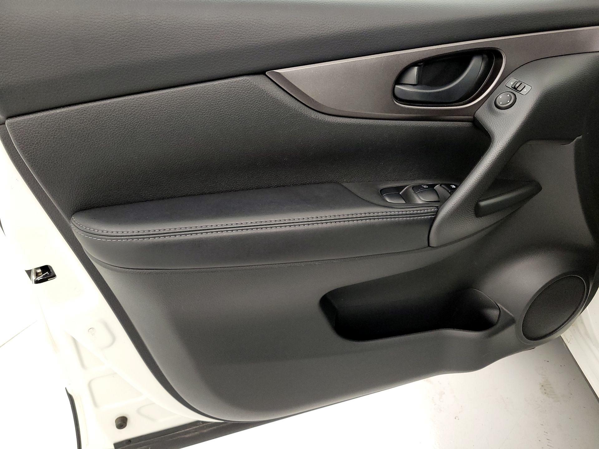 Thumbnail: 2020 Nissan Rogue Sport - 12