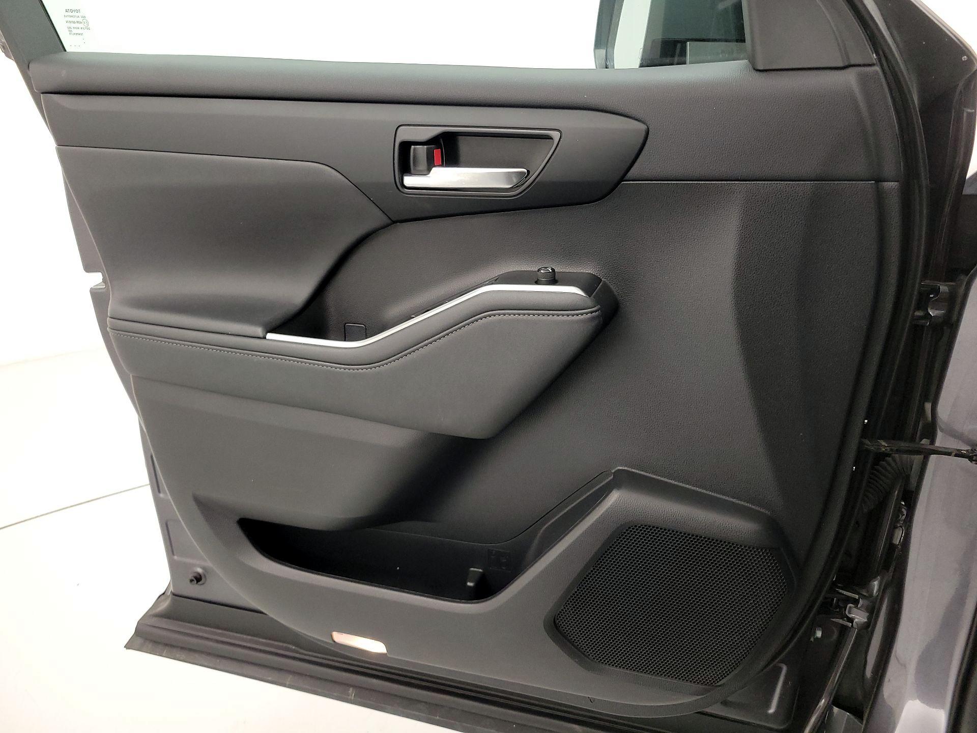 Thumbnail: 2021 Toyota Highlander - 12