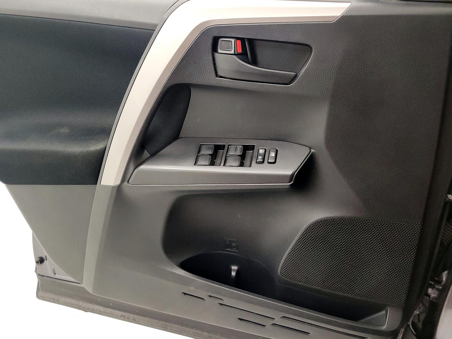 Thumbnail: 2016 Toyota RAV4 - 12