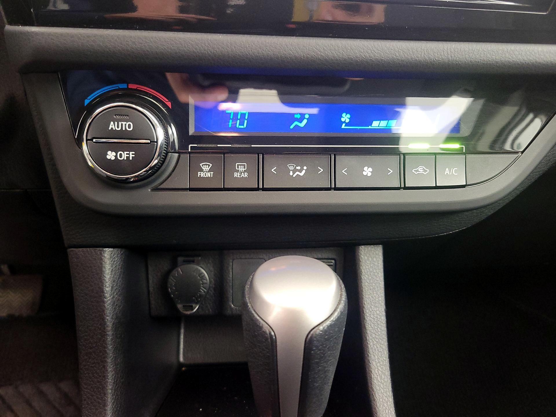 Thumbnail: 2014 Toyota Corolla - 16