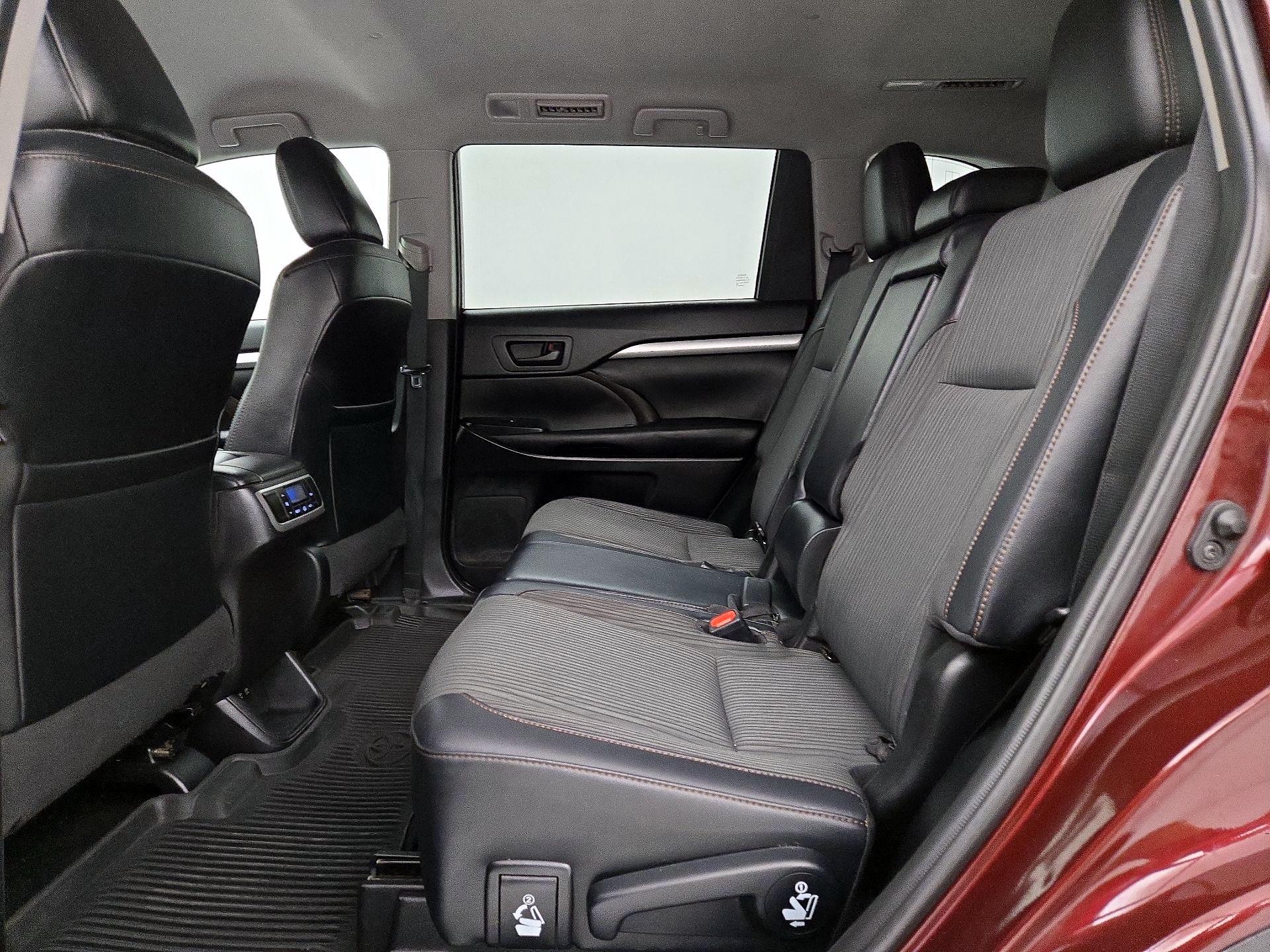 Thumbnail: 2019 Toyota Highlander - 18