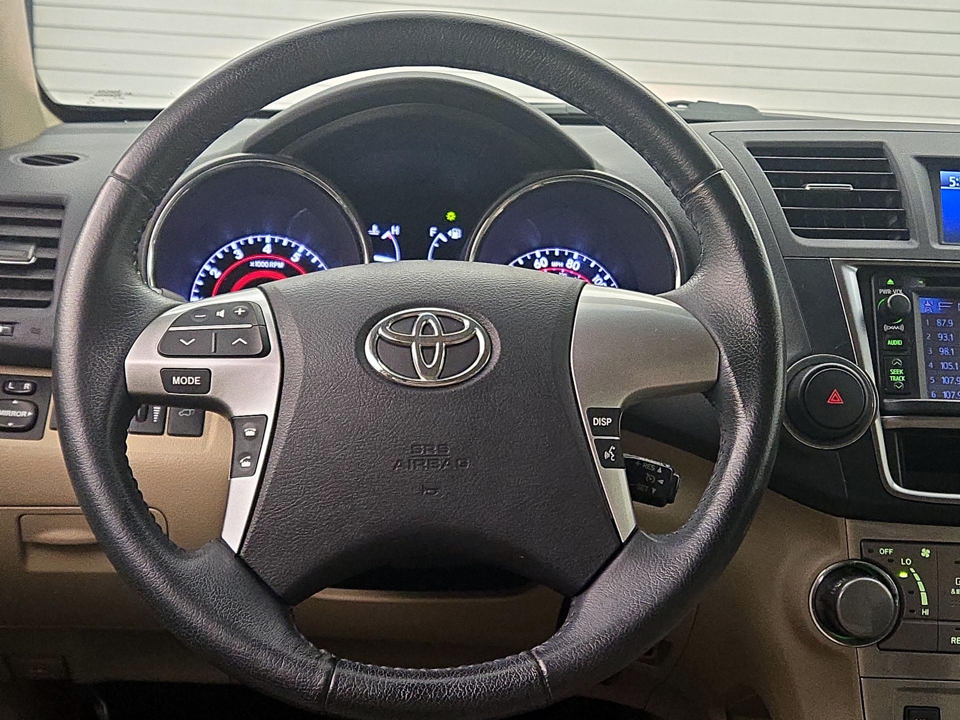 Thumbnail: 2013 Toyota Highlander - 10