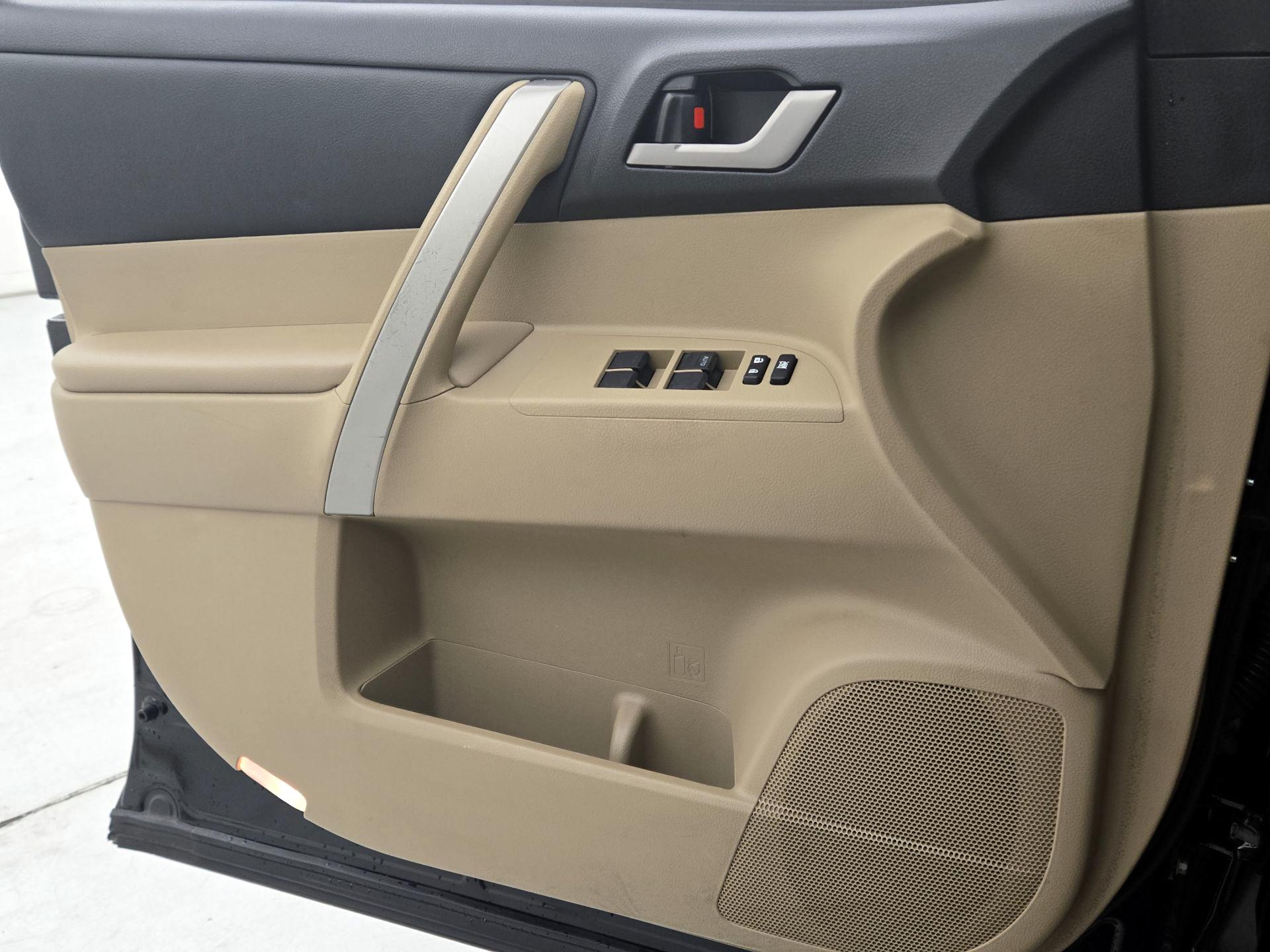Thumbnail: 2013 Toyota Highlander - 12