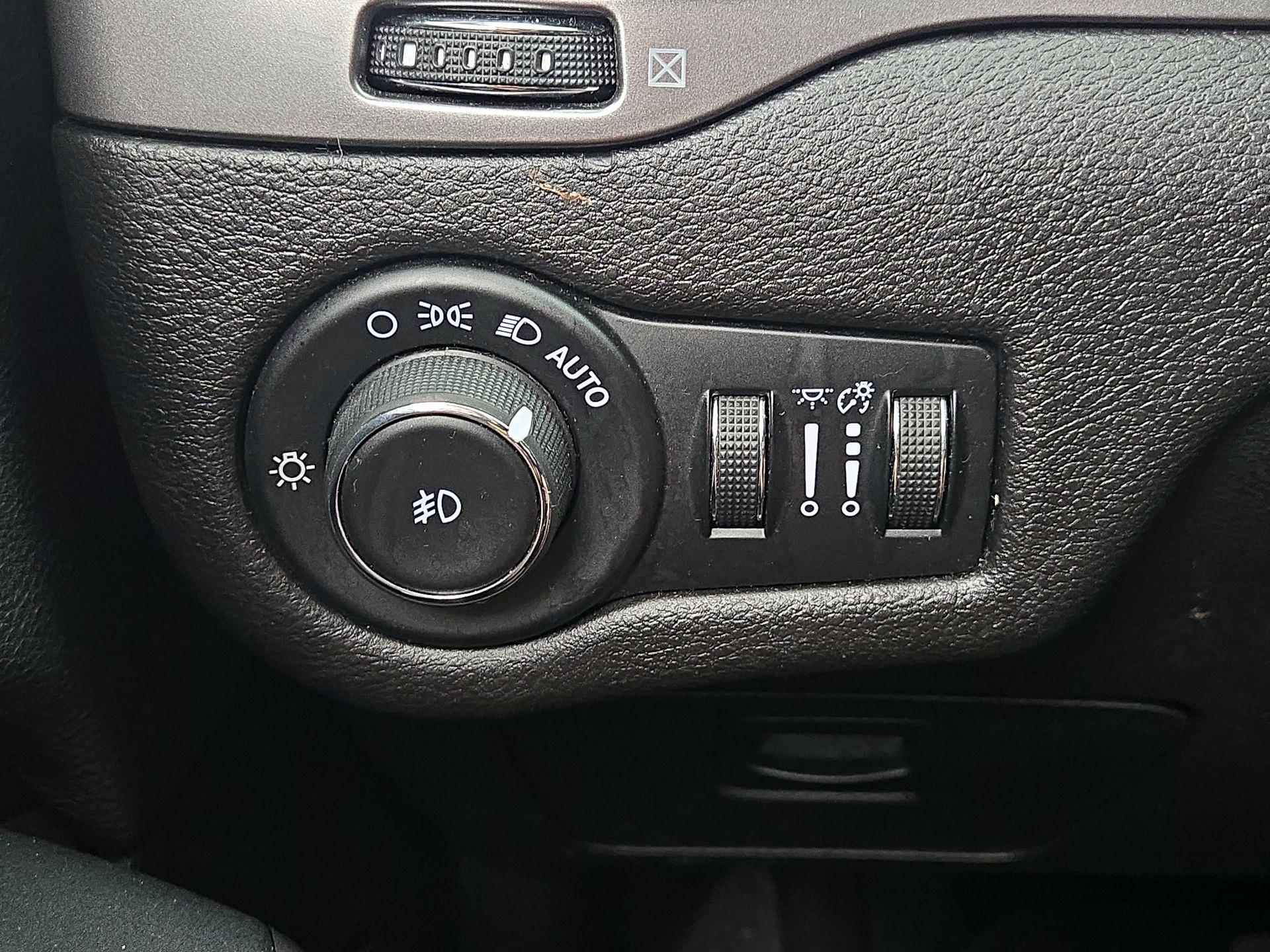Thumbnail: 2019 Jeep Cherokee - 13