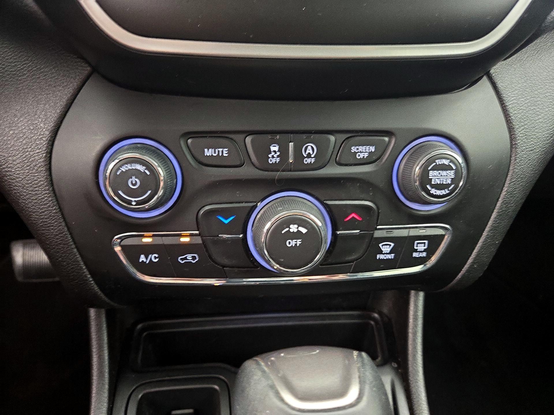 Thumbnail: 2019 Jeep Cherokee - 16