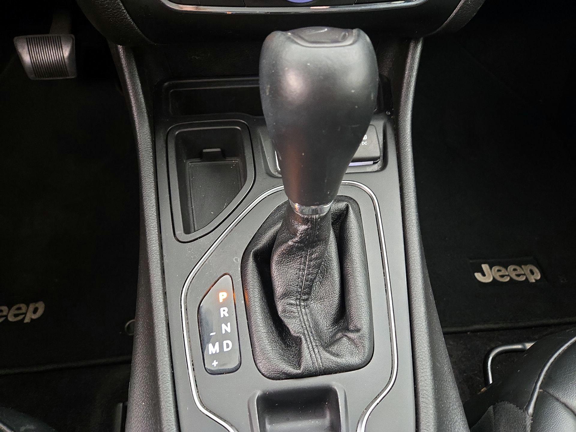 Thumbnail: 2019 Jeep Cherokee - 17