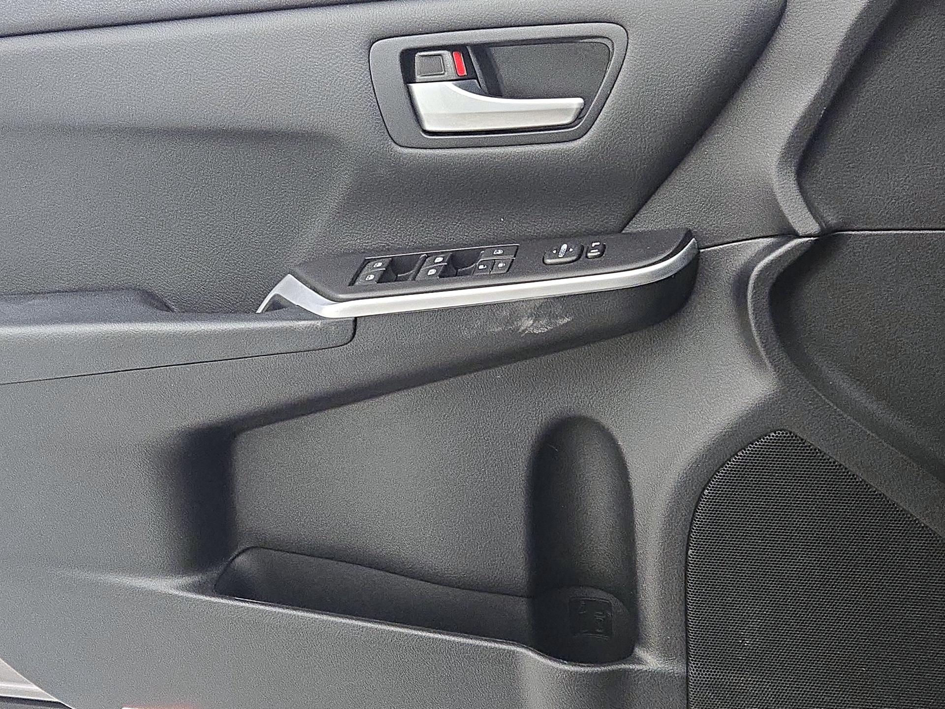 Thumbnail: 2015 Toyota Camry - 12