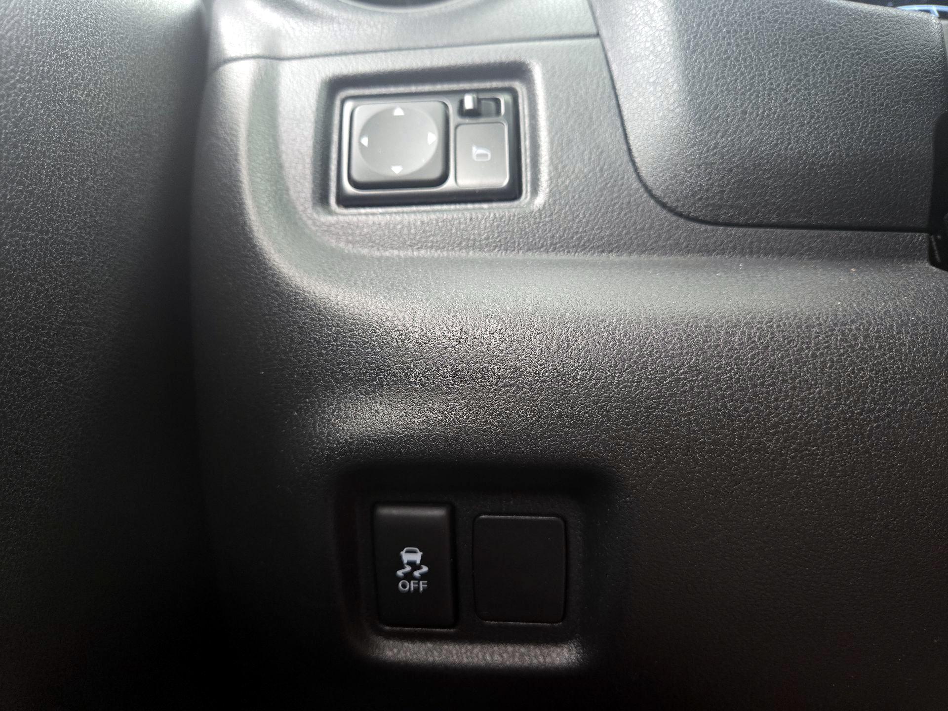 Thumbnail: 2015 Nissan Versa Note - 13