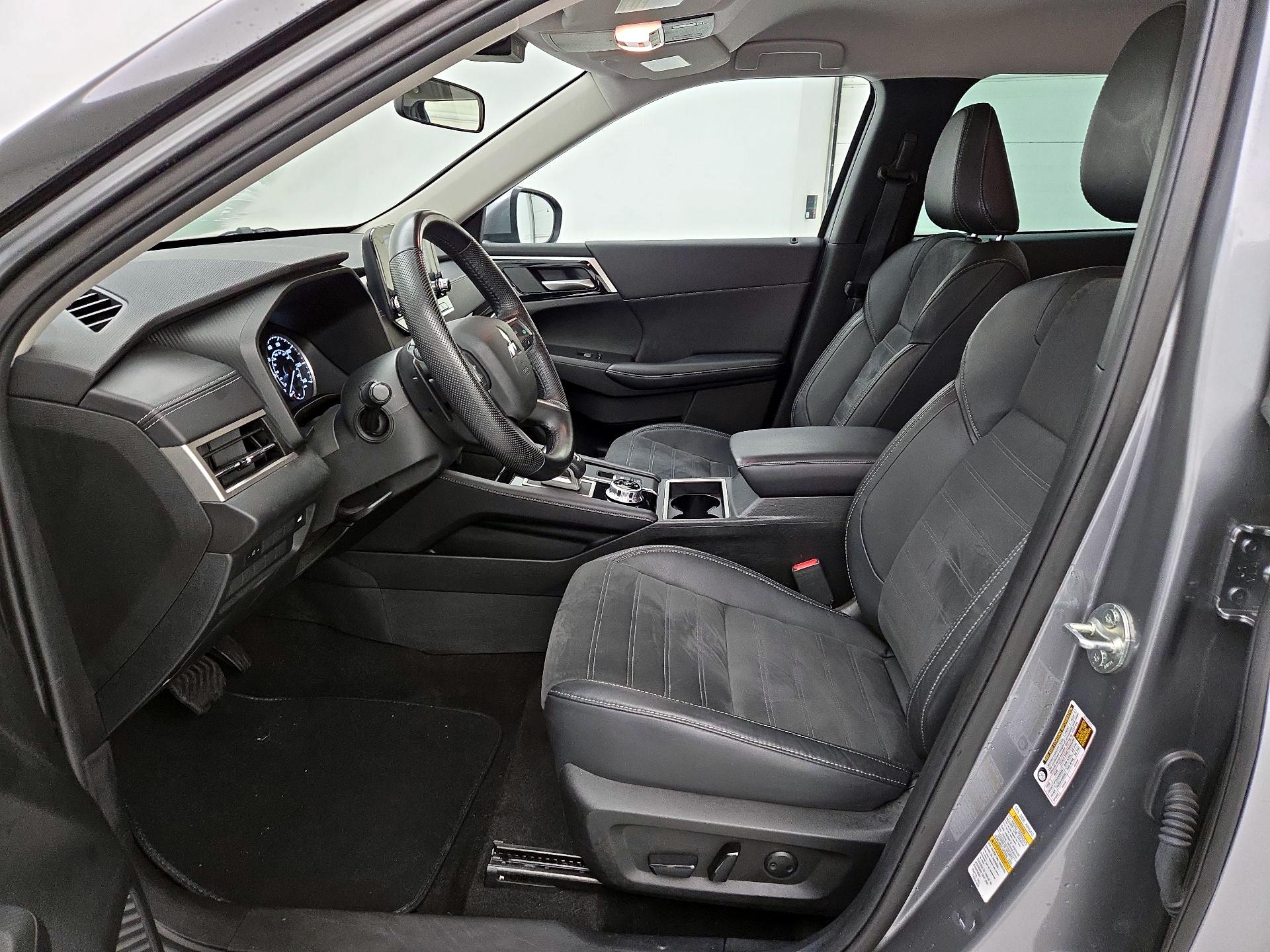 Thumbnail: 2023 Mitsubishi Outlander - 11