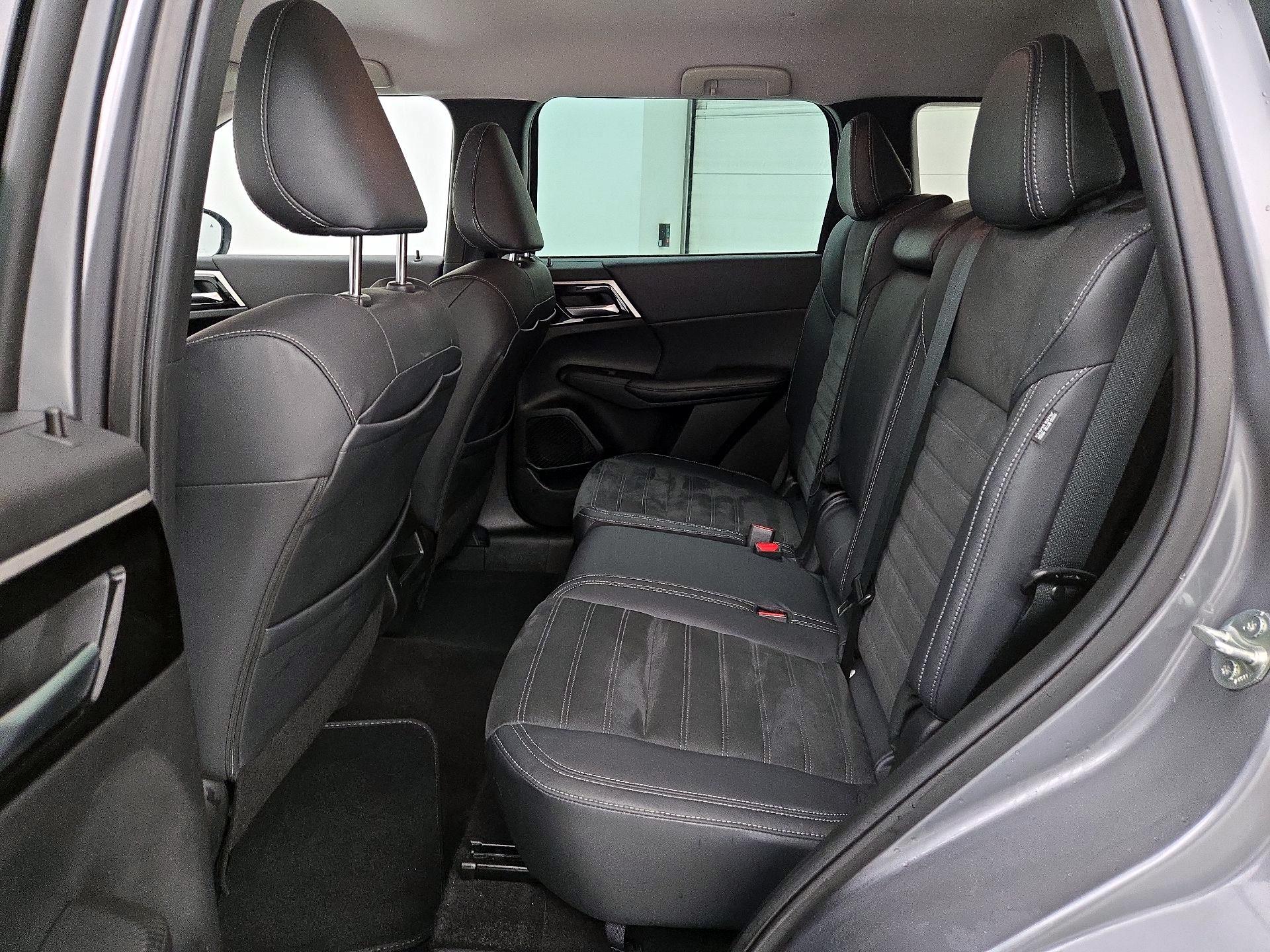 Thumbnail: 2023 Mitsubishi Outlander - 20