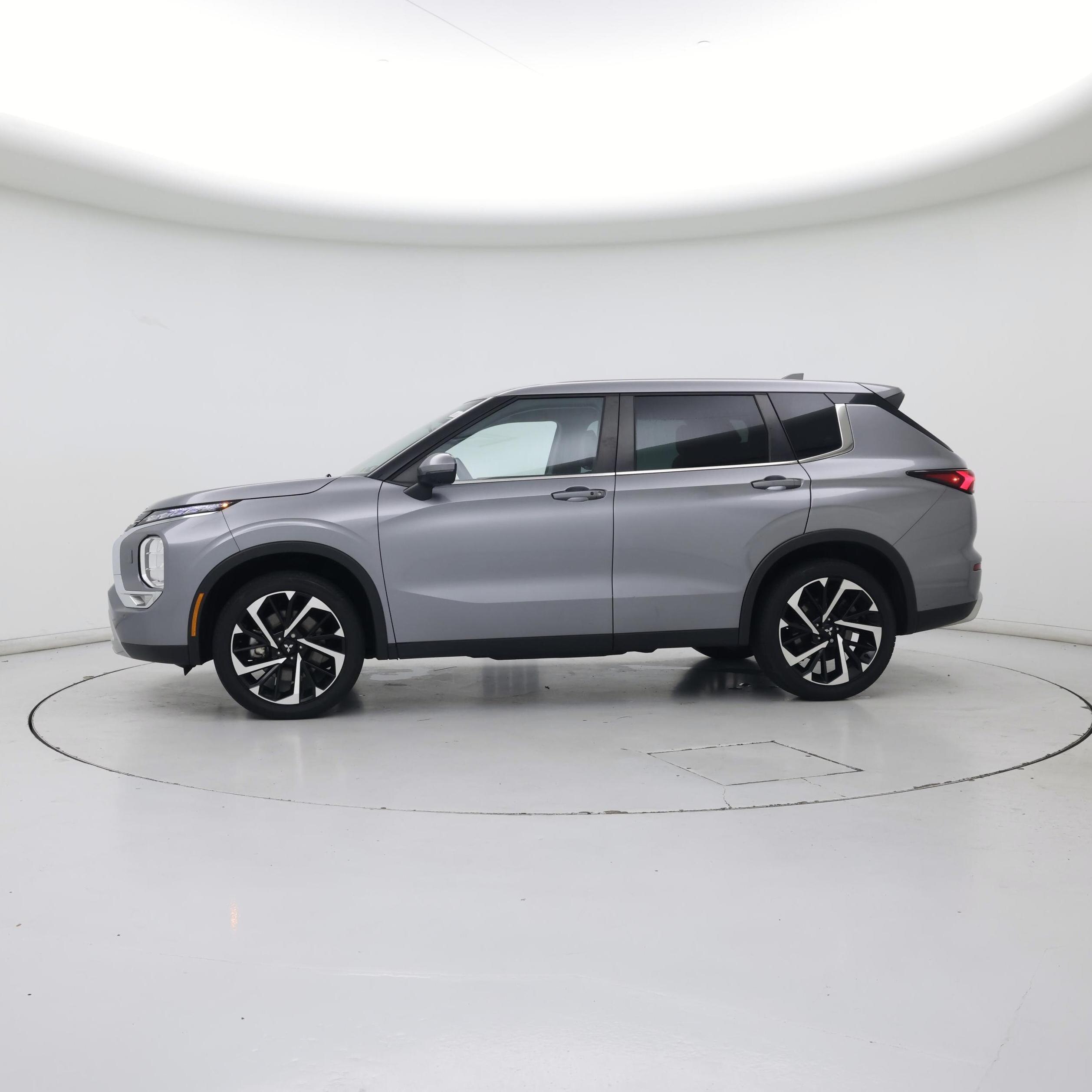 Thumbnail: 2023 Mitsubishi Outlander - 3