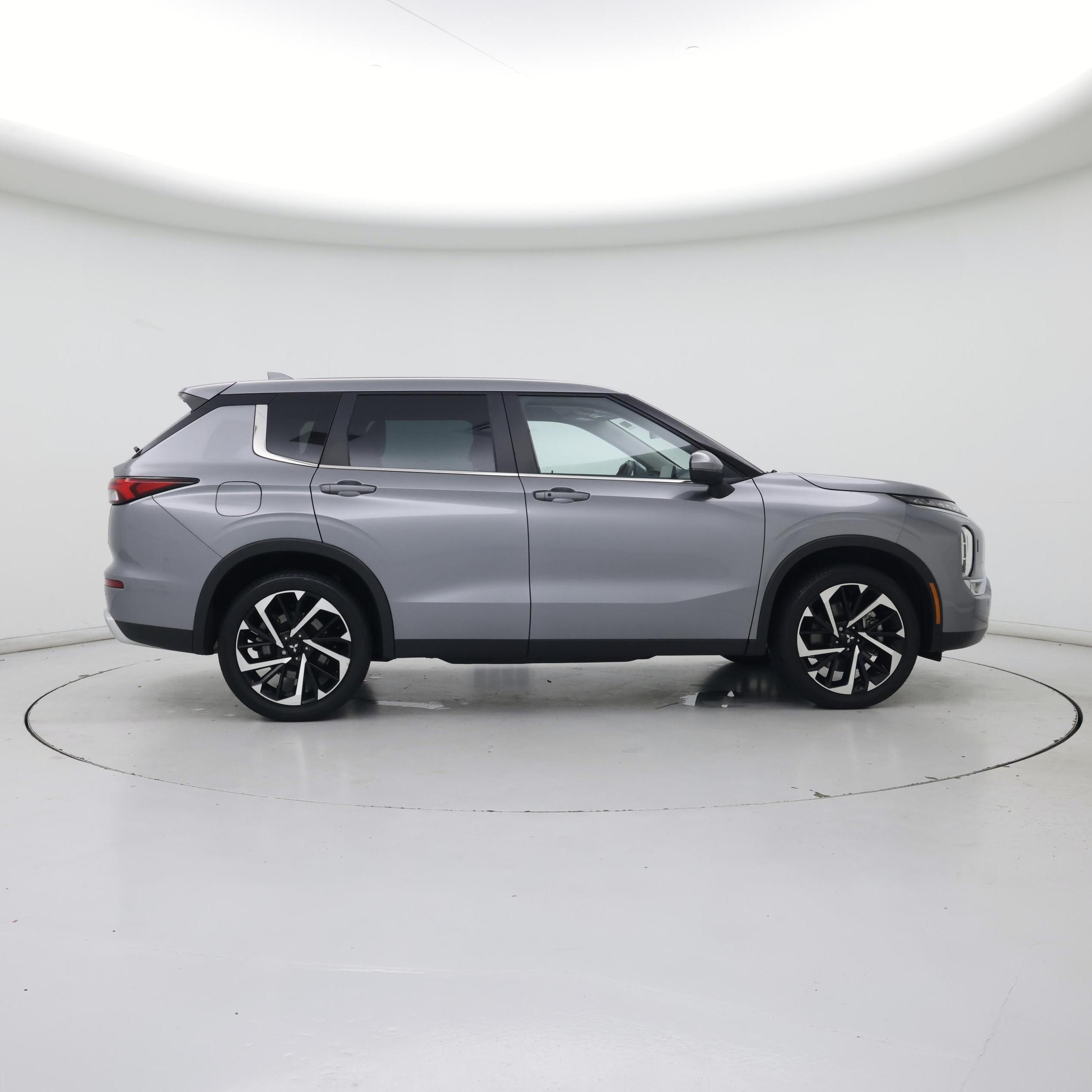 Thumbnail: 2023 Mitsubishi Outlander - 7
