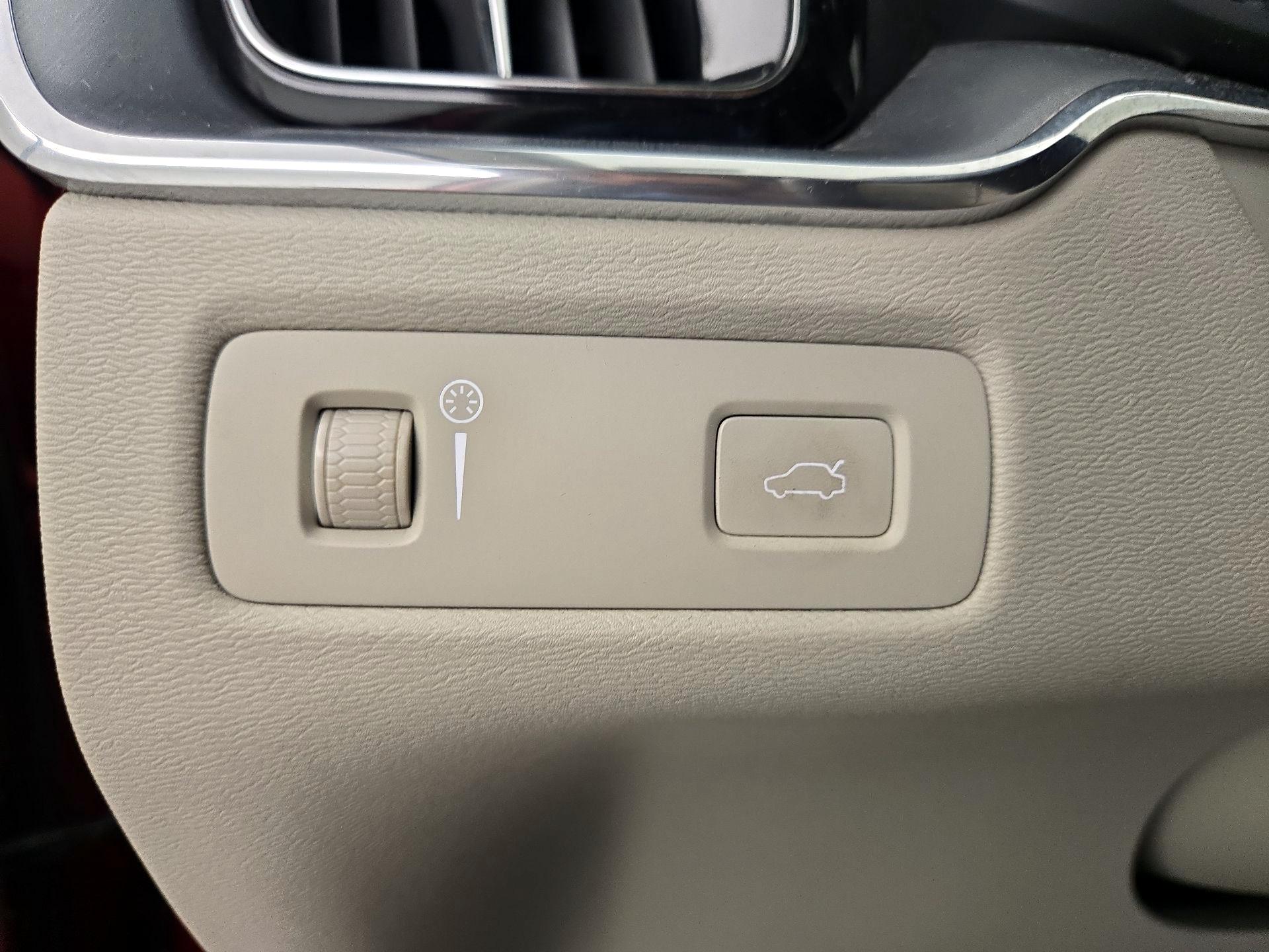 Thumbnail: 2019 Volvo XC60 - 13