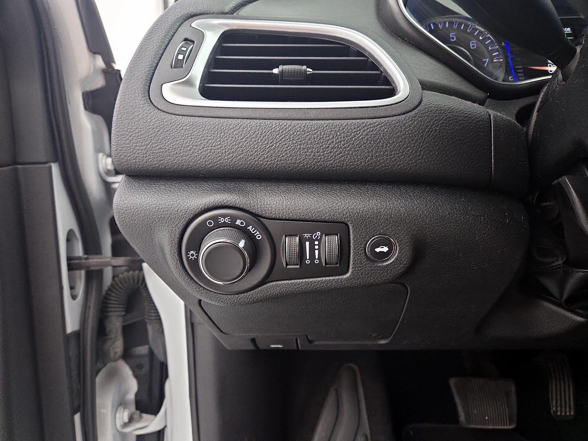 Thumbnail: 2016 Chrysler 200 - 13