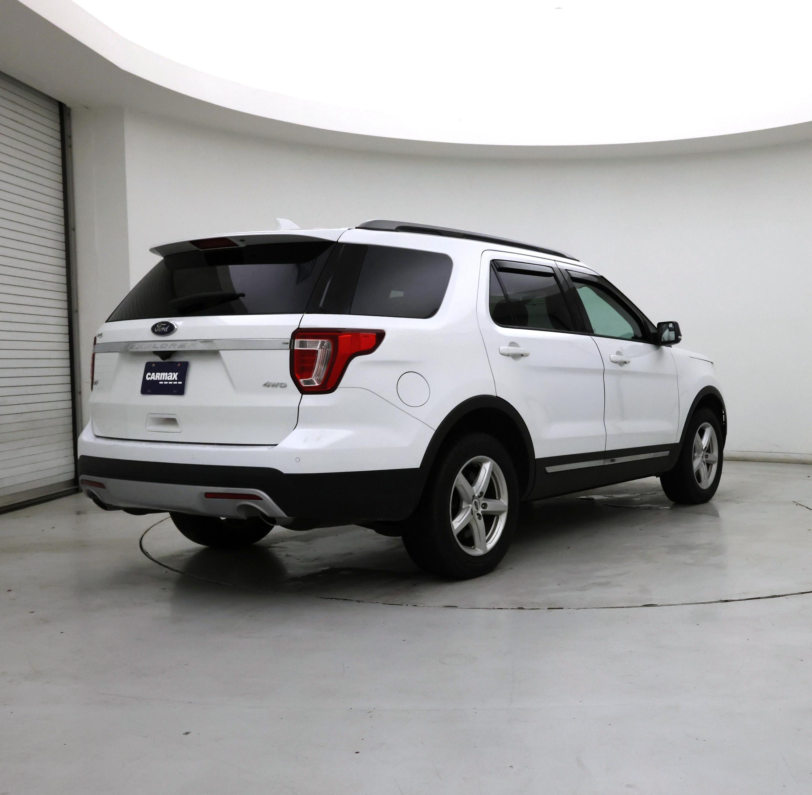 Thumbnail: 2017 Ford Explorer - 8