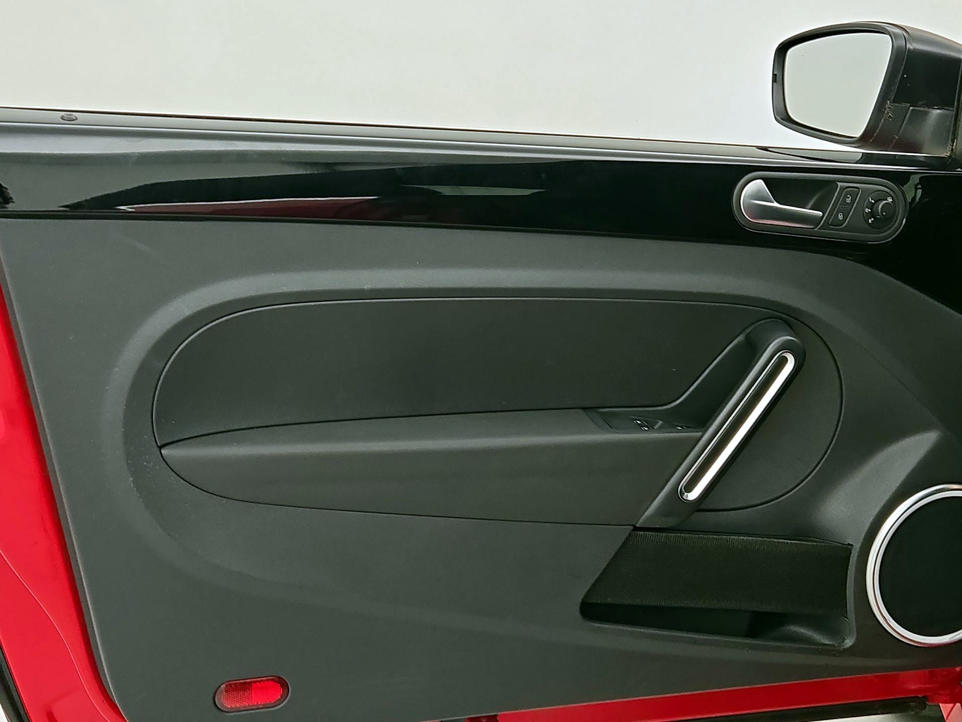 Thumbnail: 2014 Volkswagen Beetle - 12