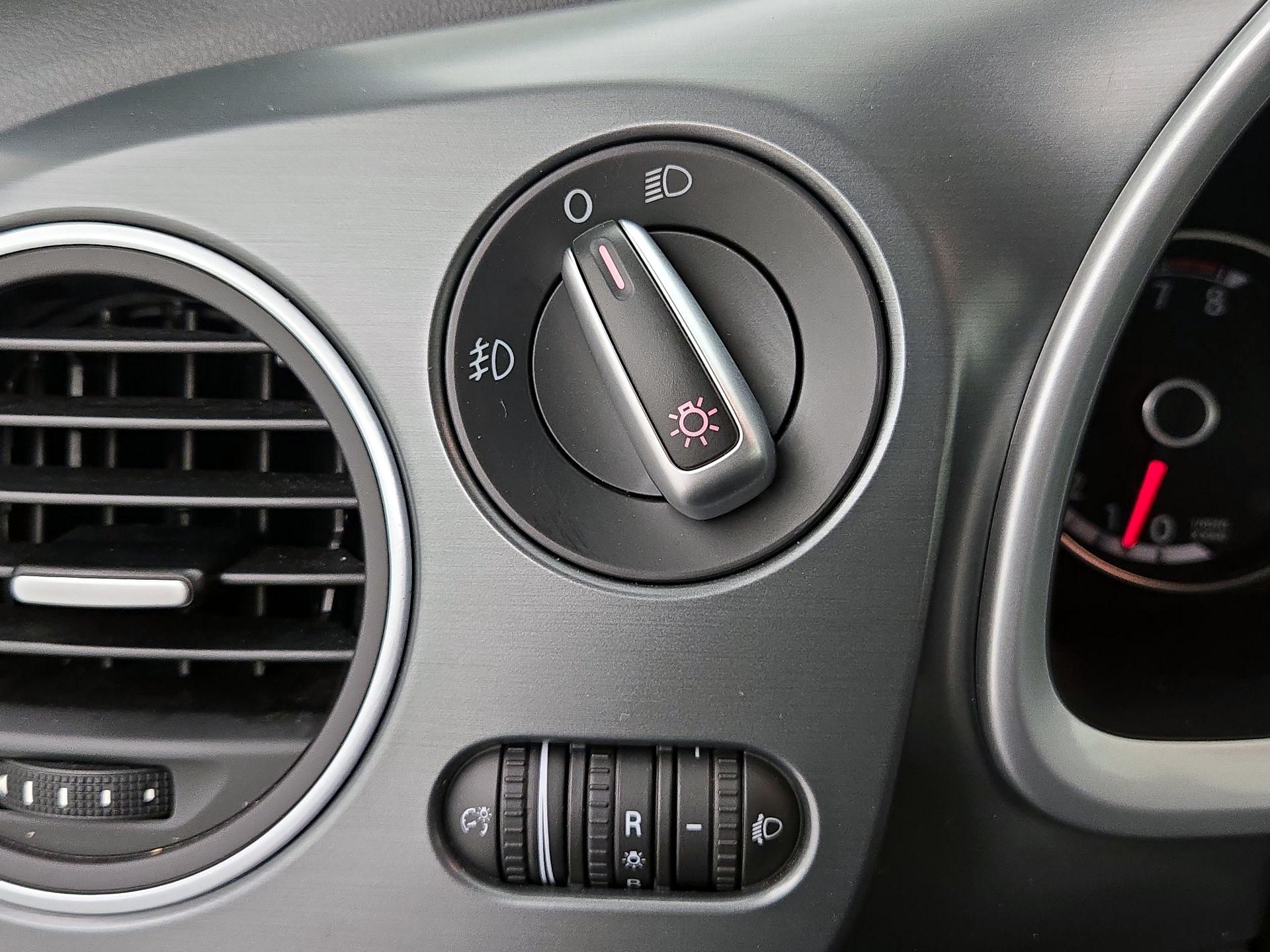 Thumbnail: 2014 Volkswagen Beetle - 13