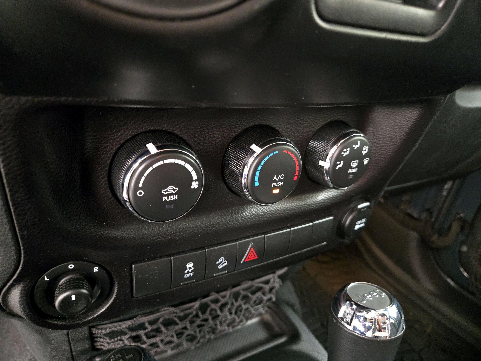 Thumbnail: 2017 Jeep Wrangler - 14