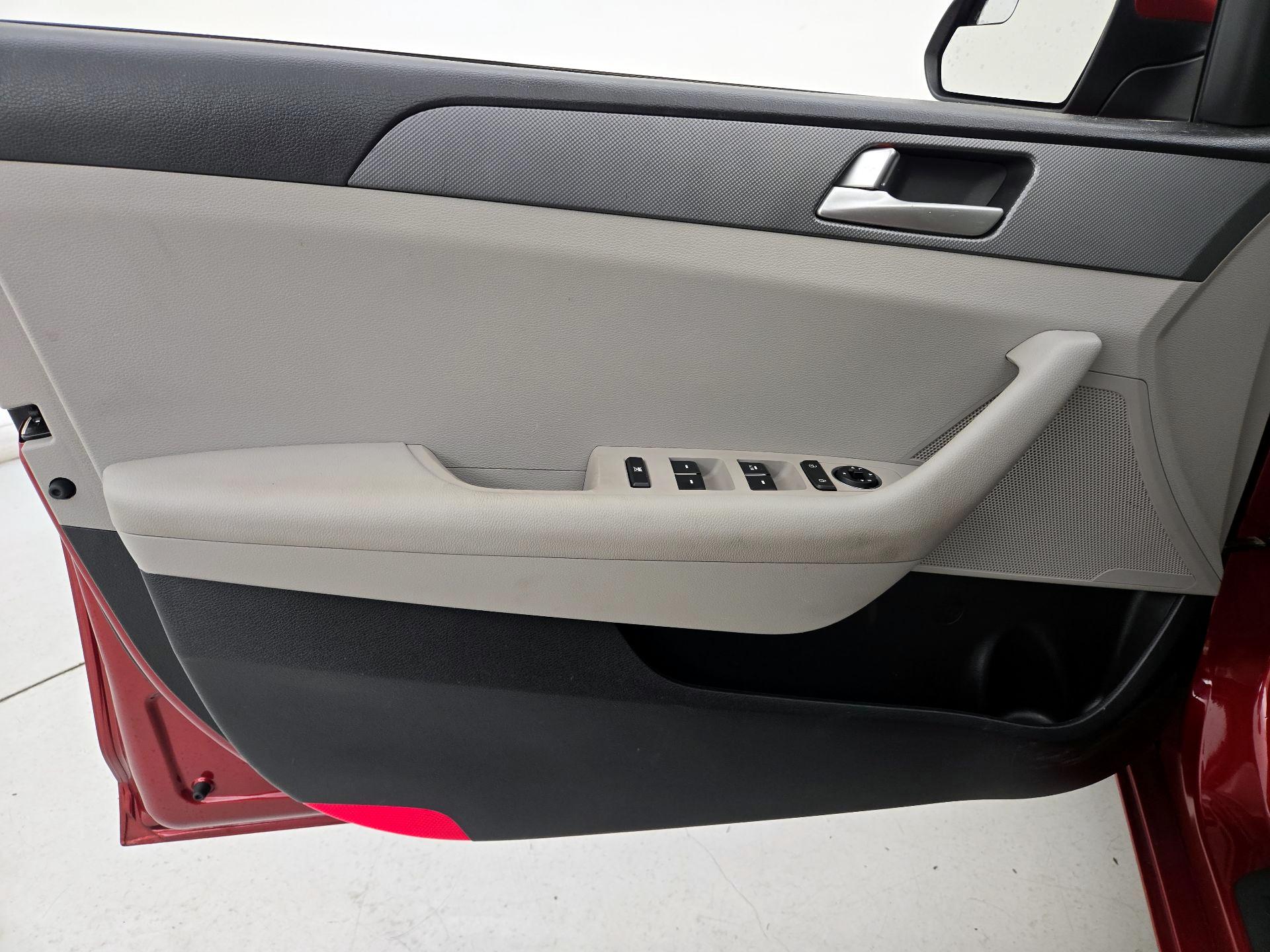 Thumbnail: 2016 Hyundai Sonata - 12