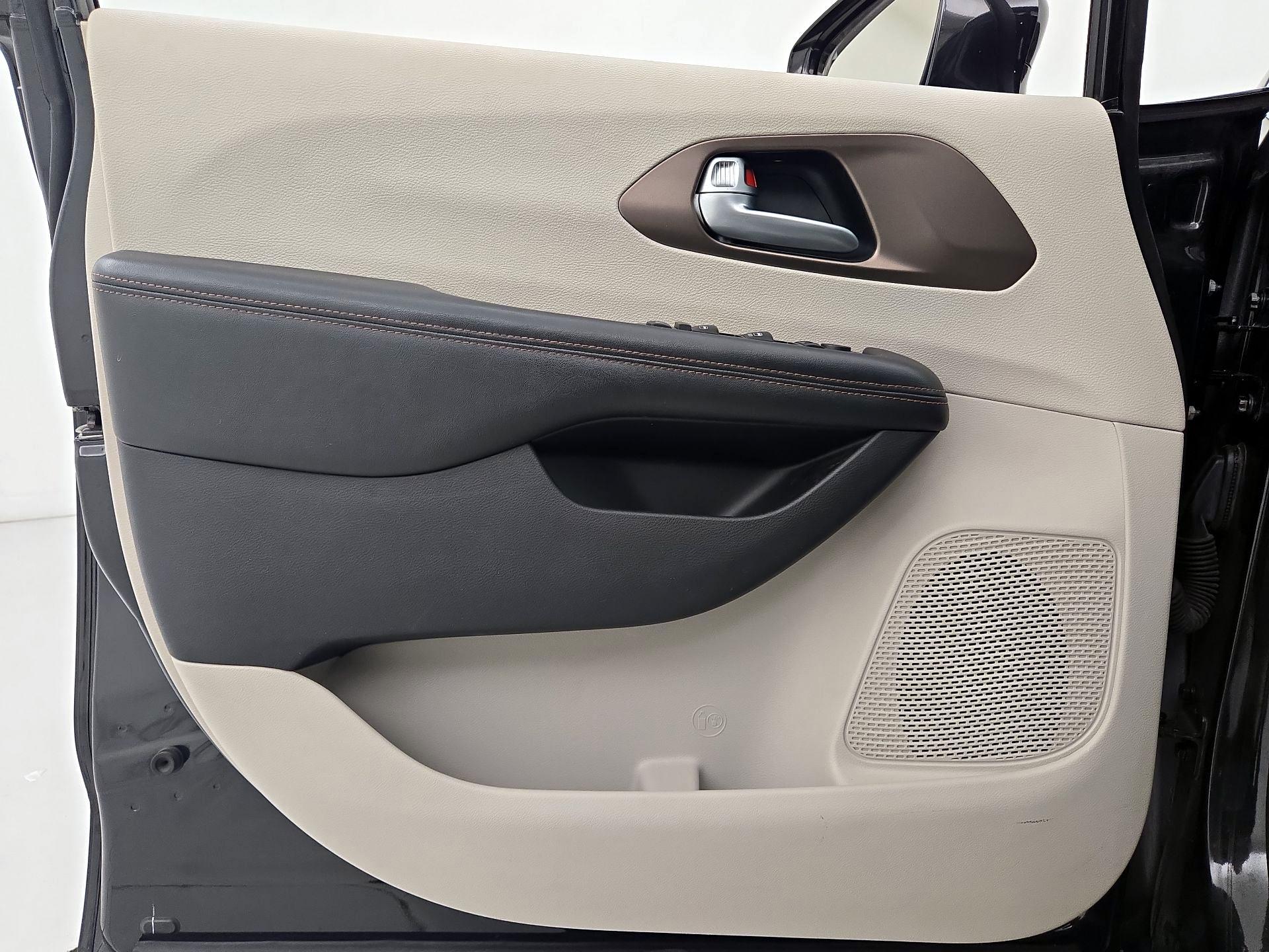 Thumbnail: 2019 Chrysler Pacifica - 12