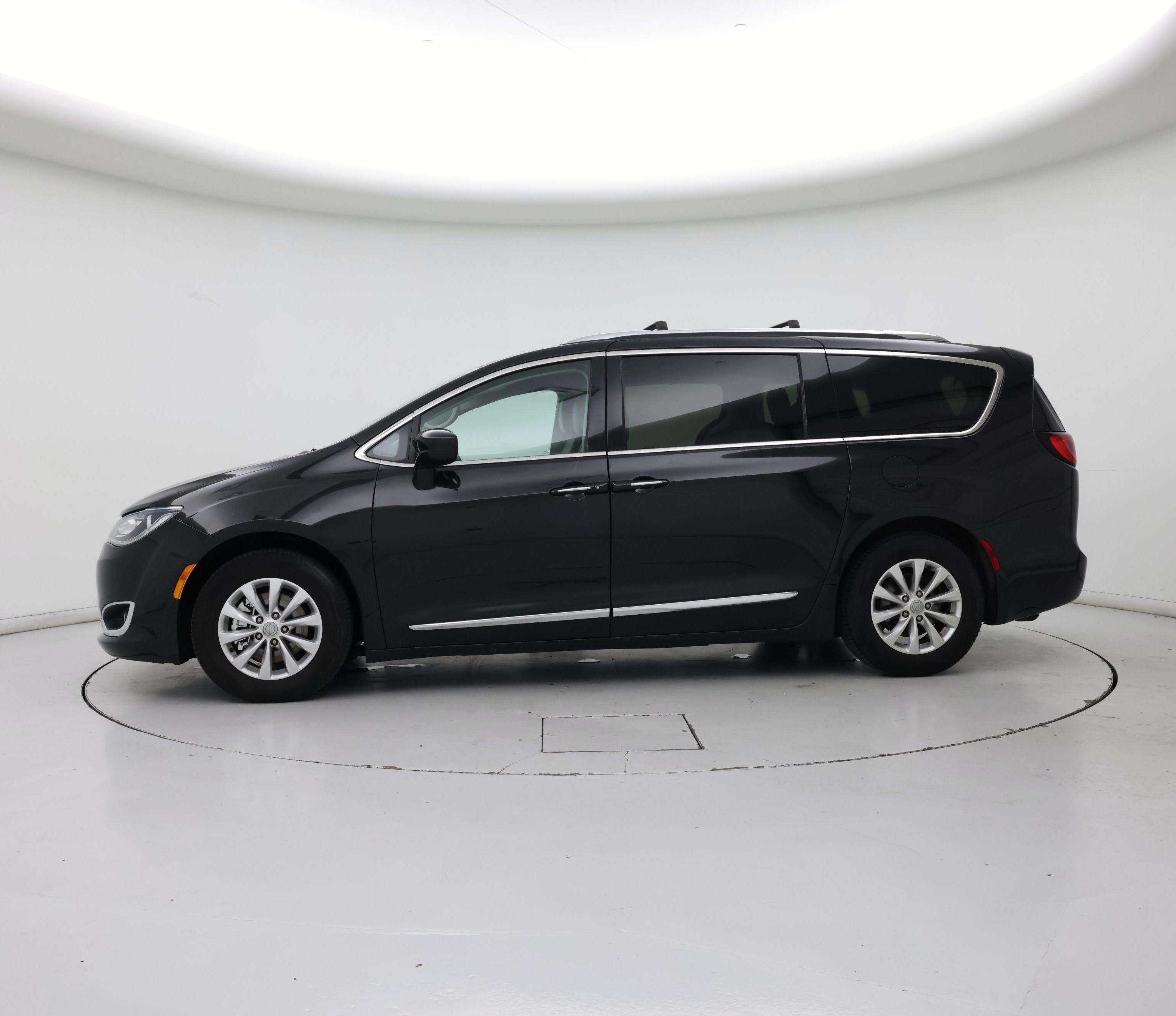 Thumbnail: 2019 Chrysler Pacifica - 3