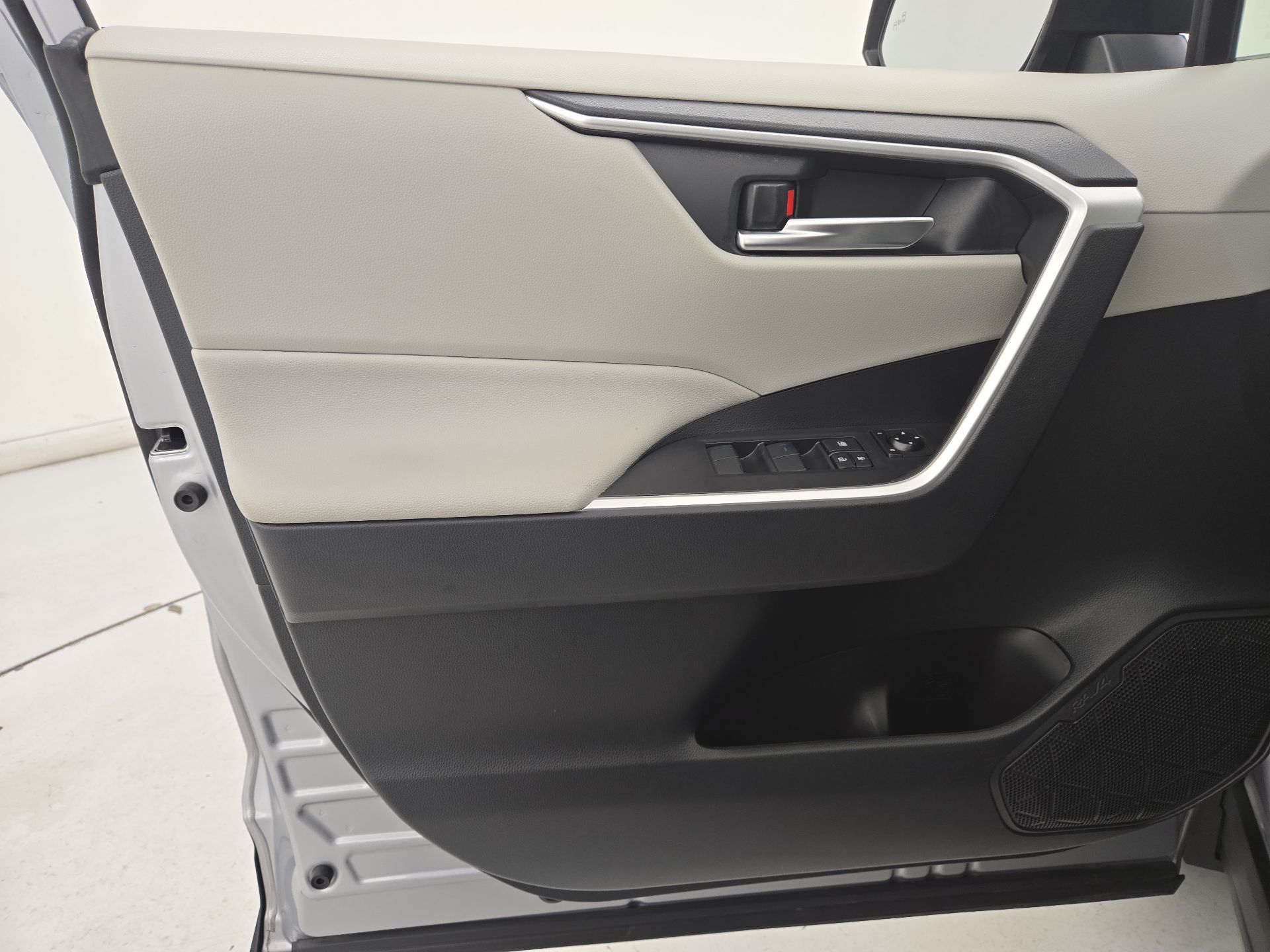 Thumbnail: 2020 Toyota RAV4 - 12