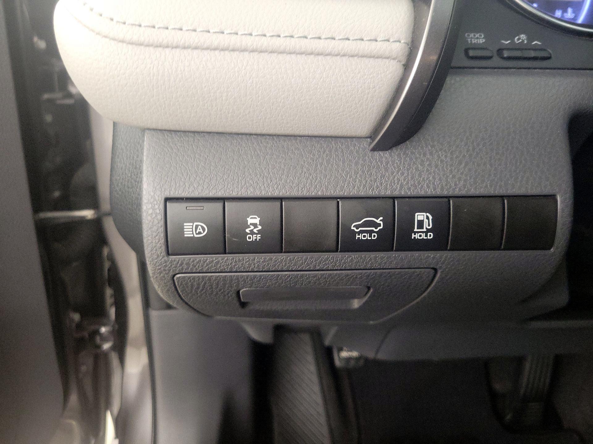 Thumbnail: 2019 Toyota Camry - 13