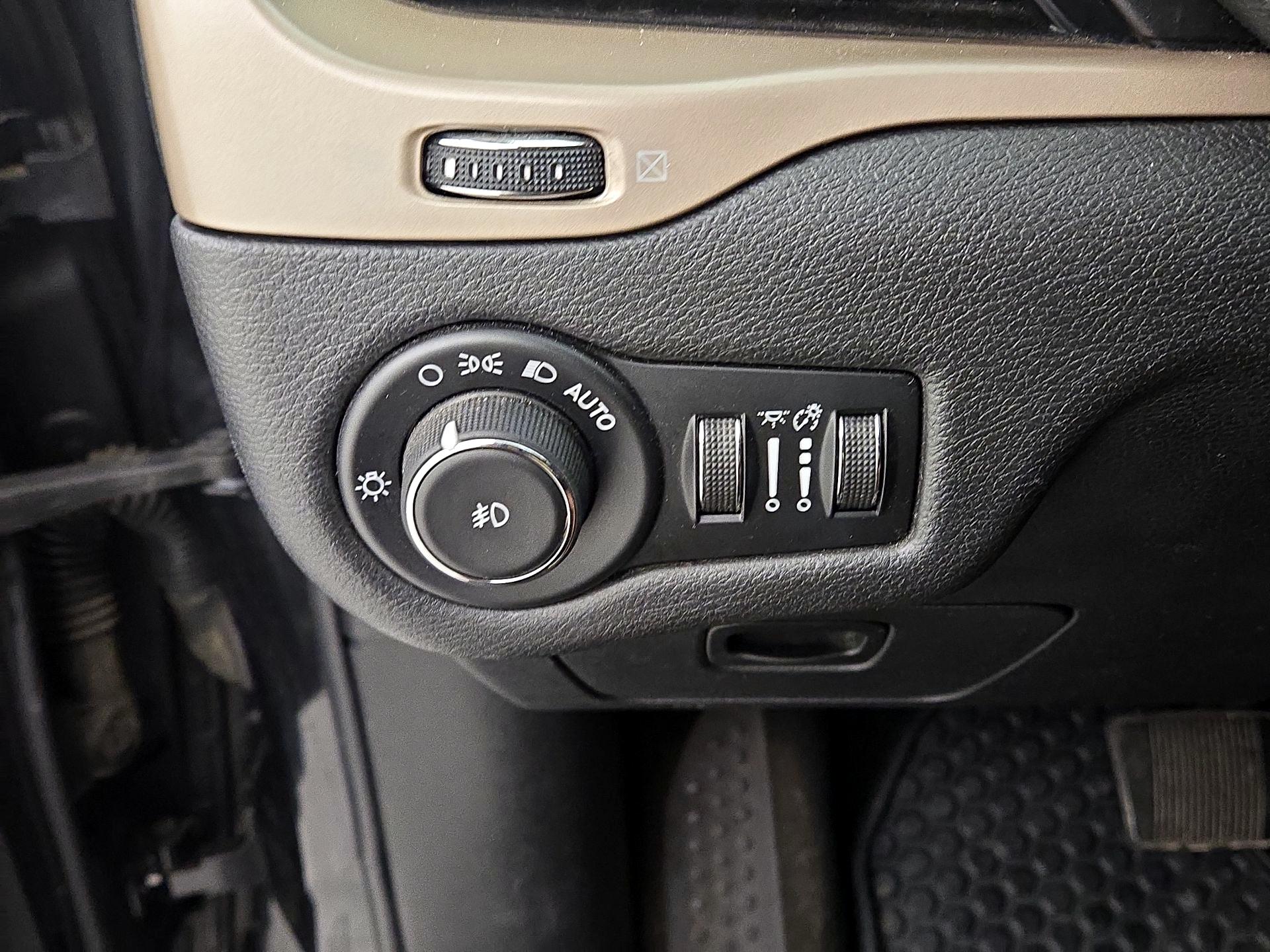 Thumbnail: 2016 Jeep Cherokee - 13