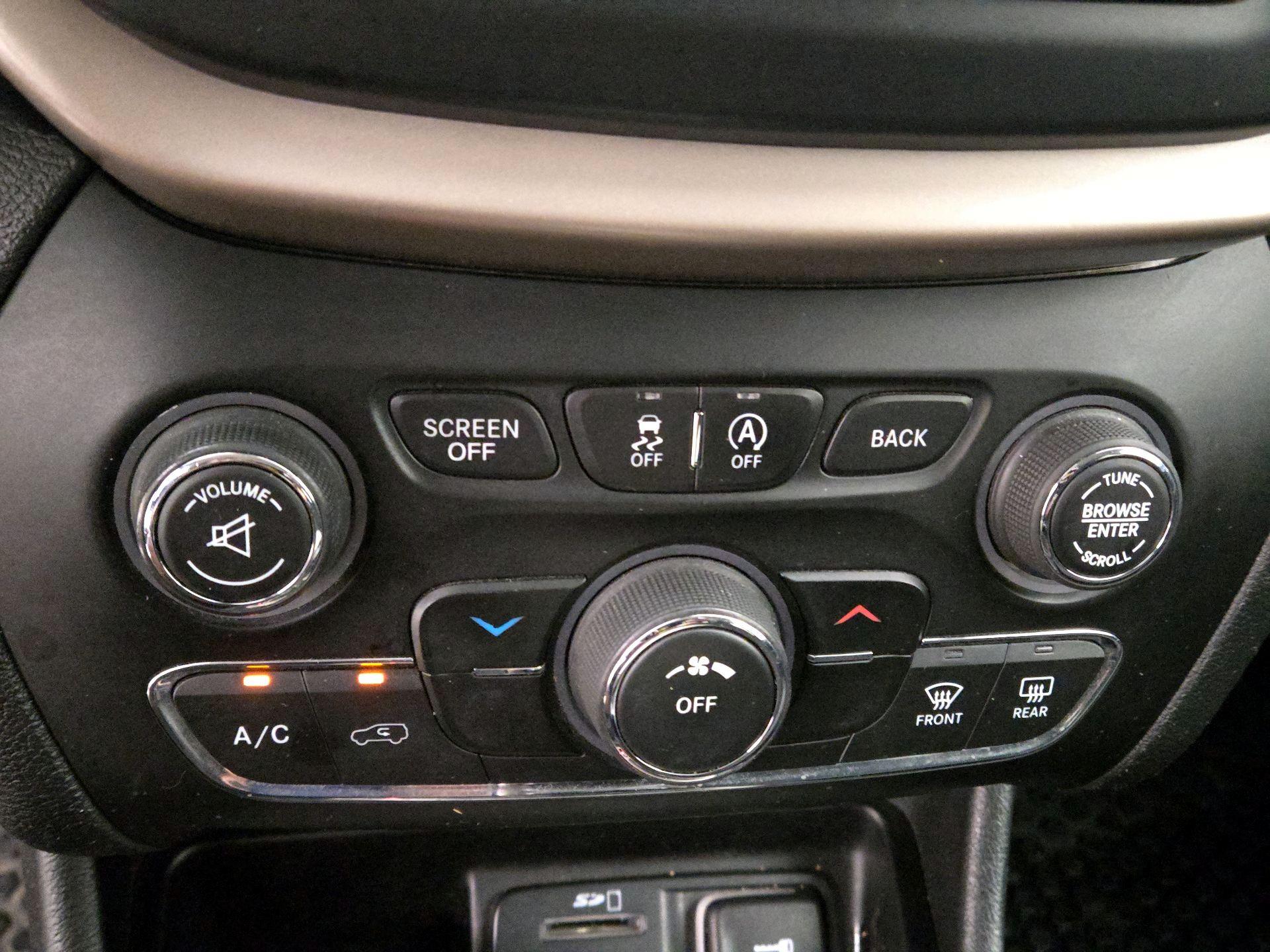 Thumbnail: 2016 Jeep Cherokee - 16