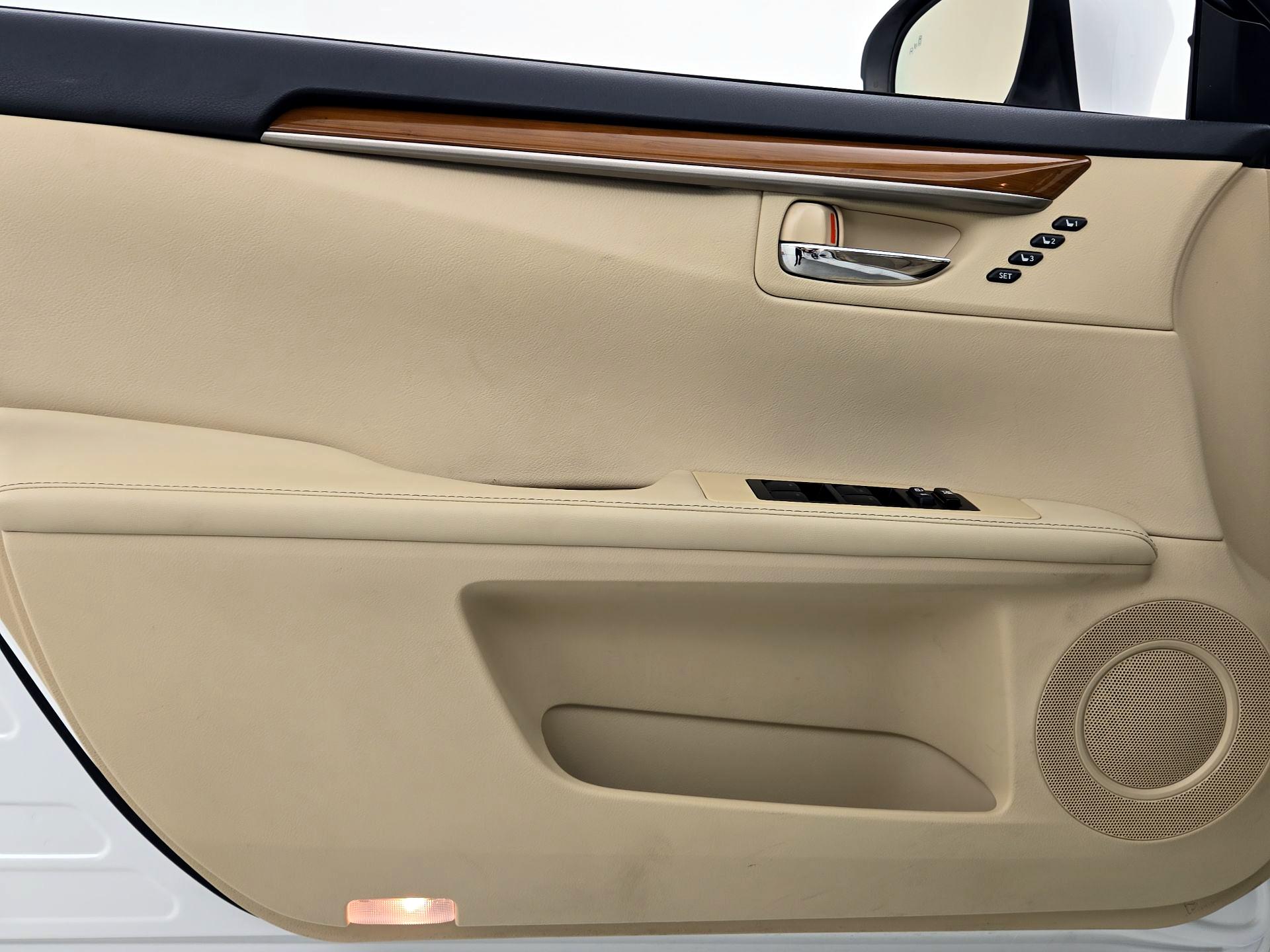Thumbnail: 2013 Lexus ES - 12
