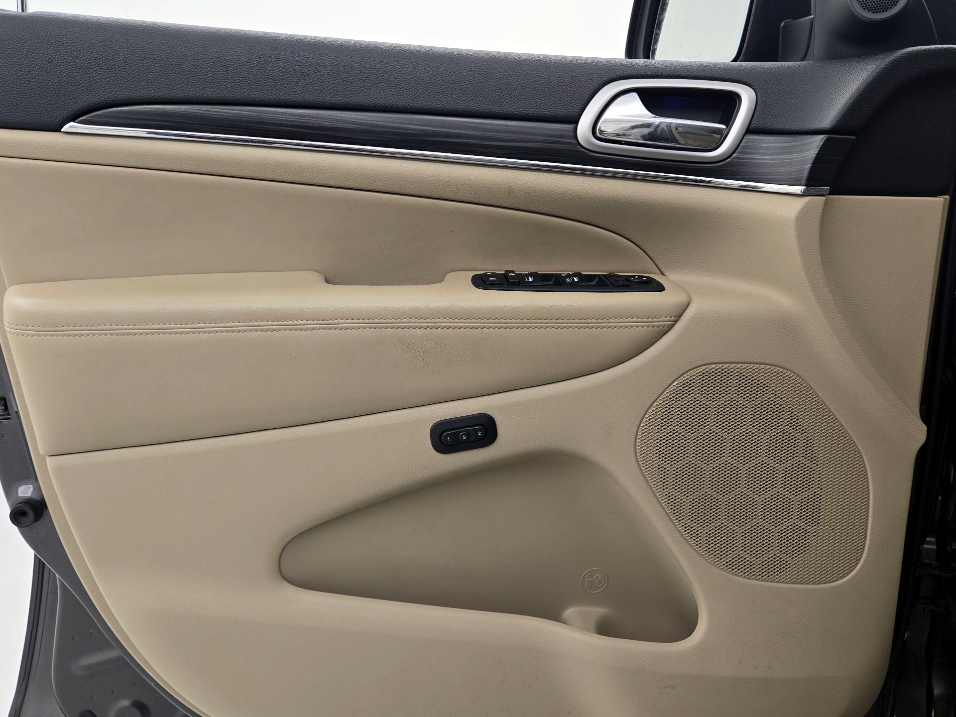 Thumbnail: 2019 Jeep Grand Cherokee - 12