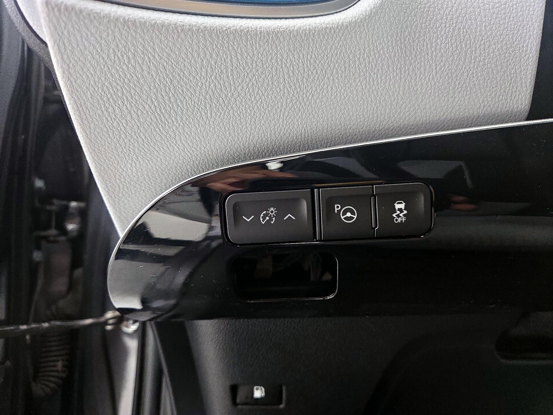 Thumbnail: 2017 Toyota Prius - 13