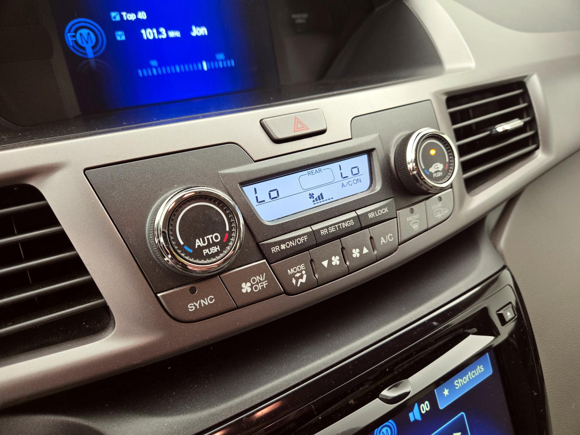 Thumbnail: 2015 Honda Odyssey - 16