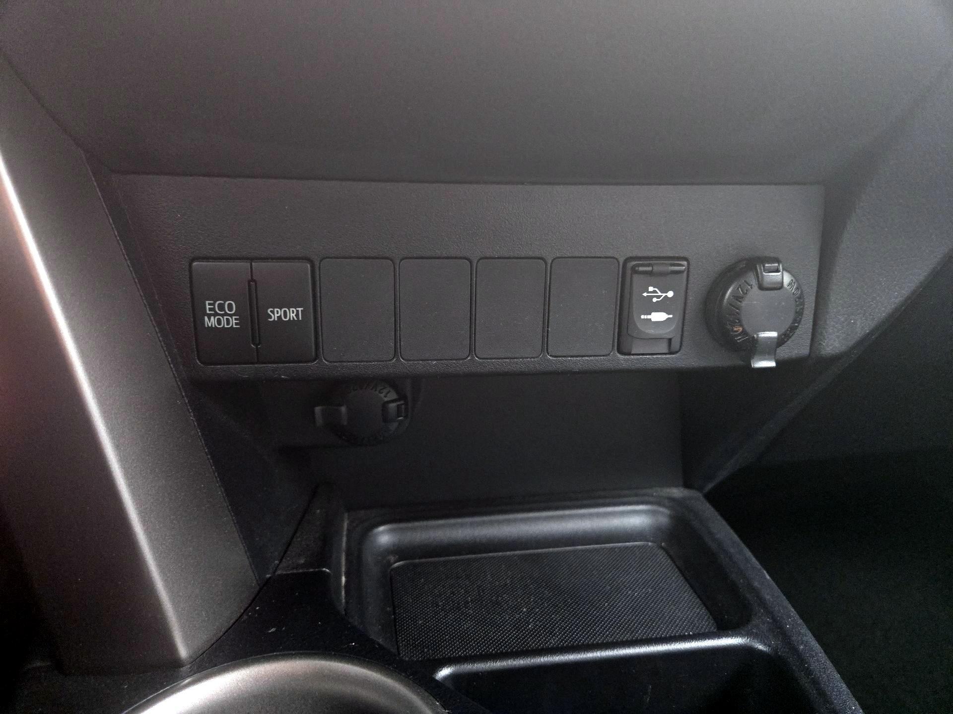 Thumbnail: 2013 Toyota RAV4 - 18