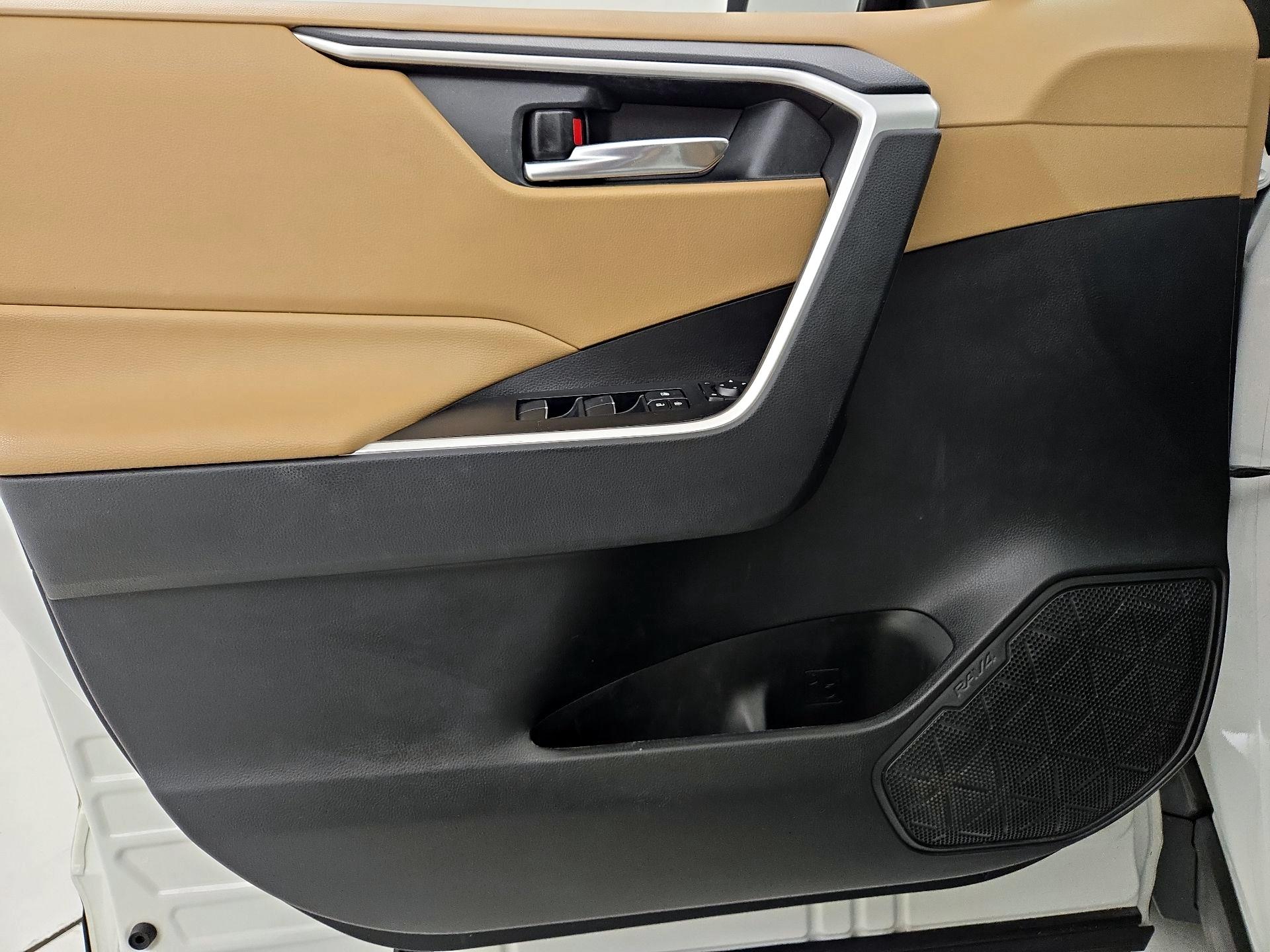 Thumbnail: 2020 Toyota RAV4 - 12