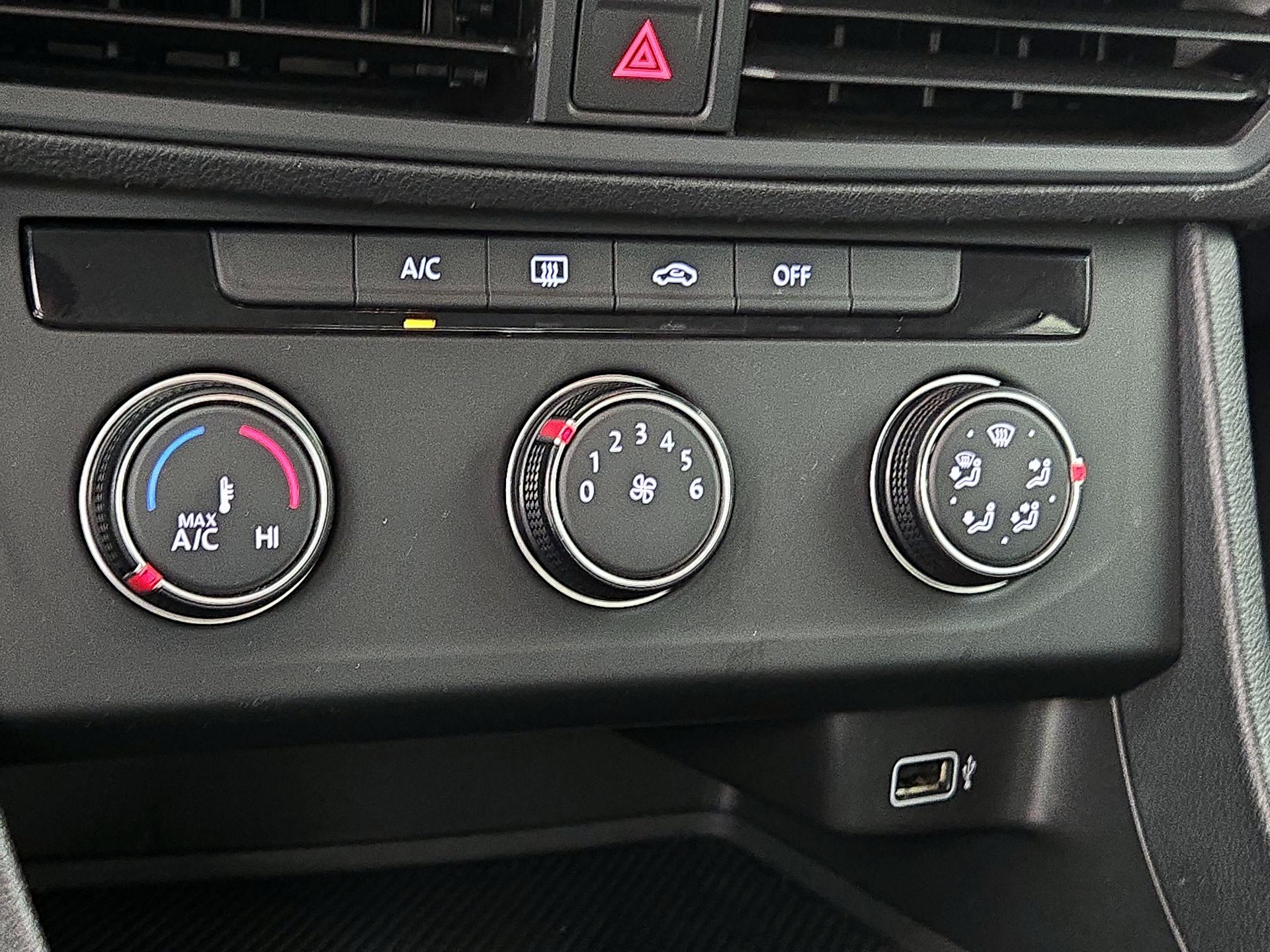Thumbnail: 2019 Volkswagen Jetta - 16